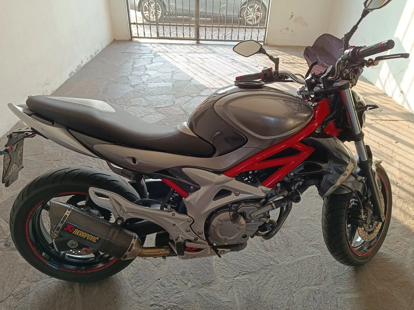 Suzuki Gladius 650 Ezüst - 2