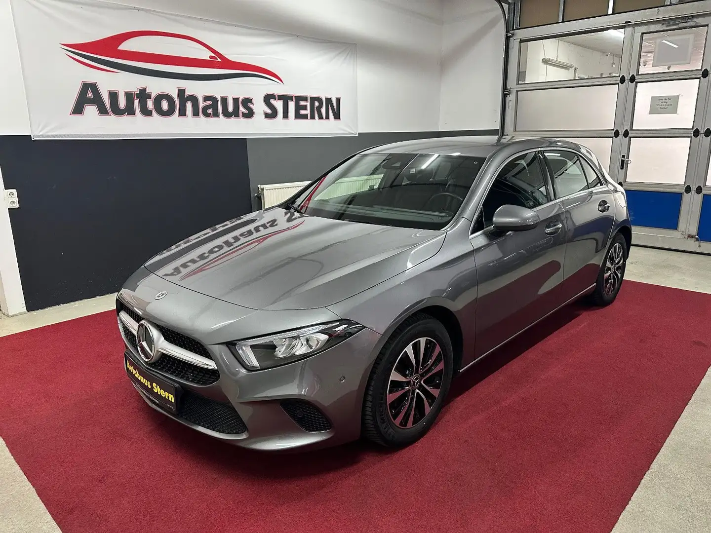 Mercedes-Benz A 180 A -Klasse LED/Ambi.Be./CarPlay/DAB Grau - 1