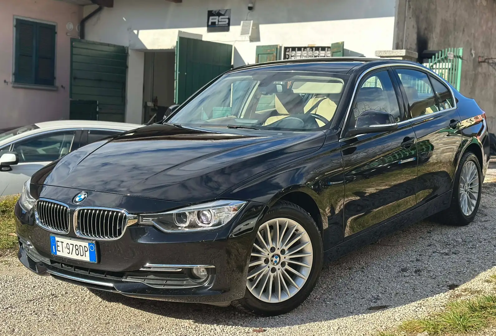 BMW 320 320d xDrive Luxury Schwarz - 1