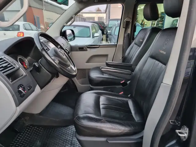 Volkswagen Transporter view 6