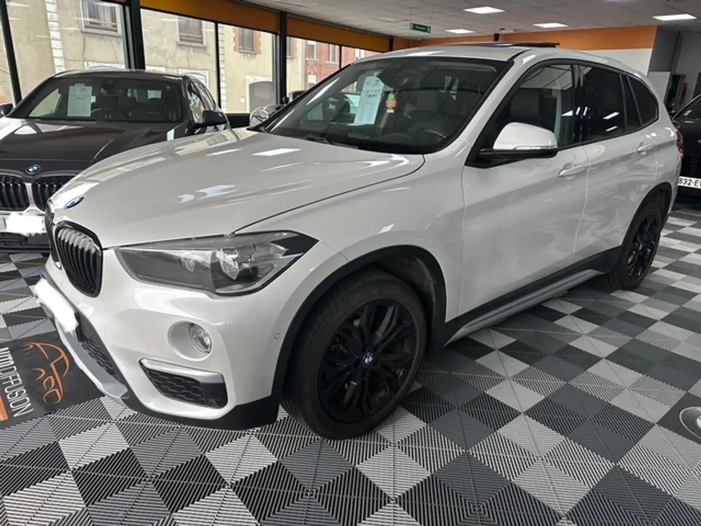 BMW X1 sDrive 18 i xLine Blanc - 1