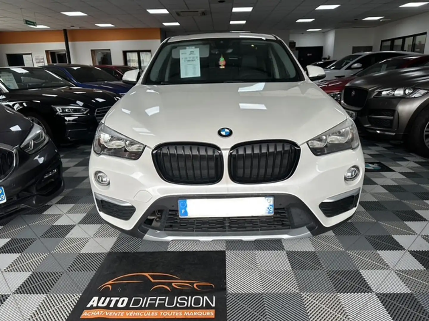 BMW X1 sDrive 18 i xLine Blanc - 2
