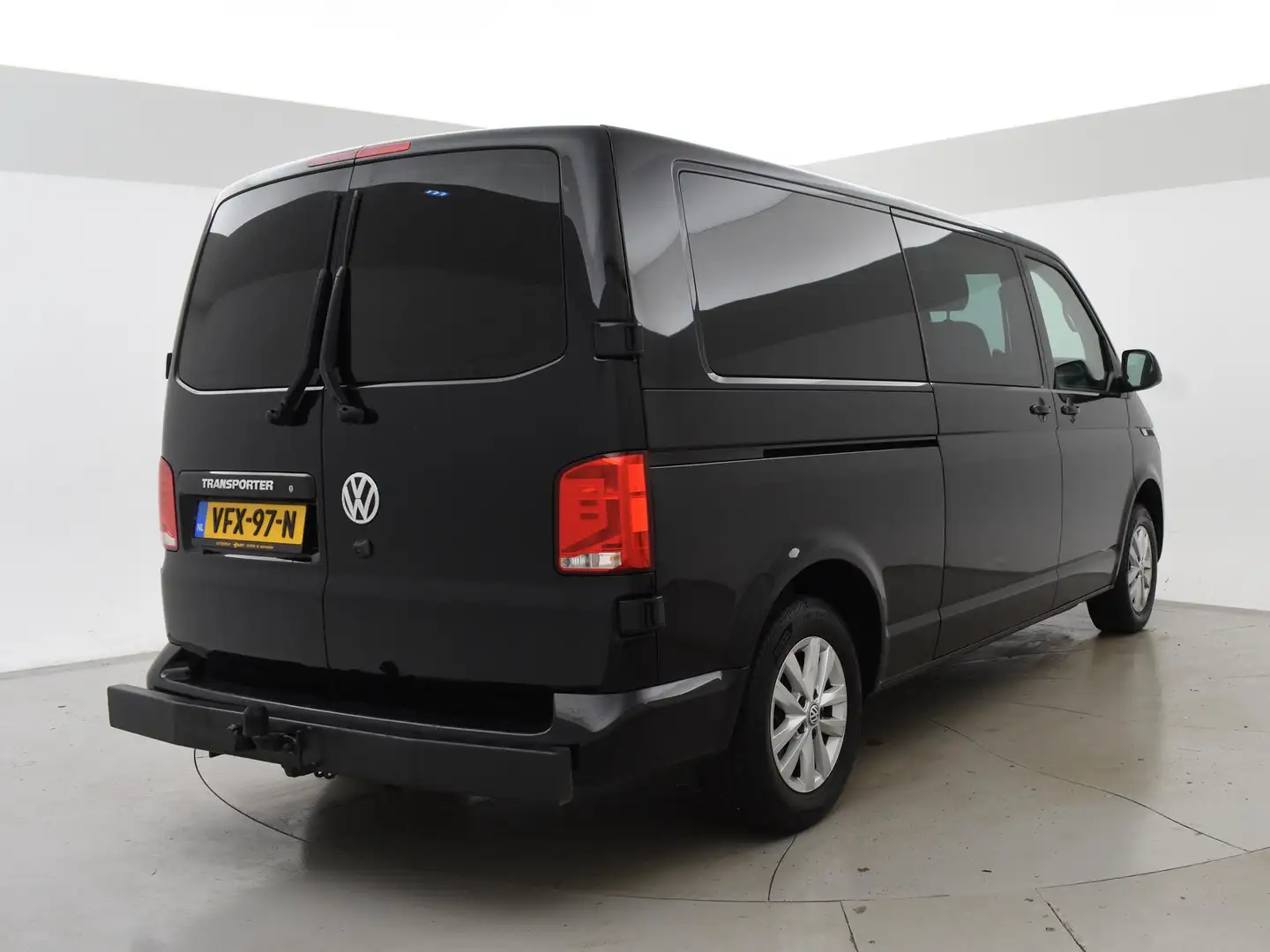 Volkswagen T6.1 Transporter 2.0 TDI 150 PK L2H1 DUBBEL CABINE + 2500 KG TREKHA Zwart - 2