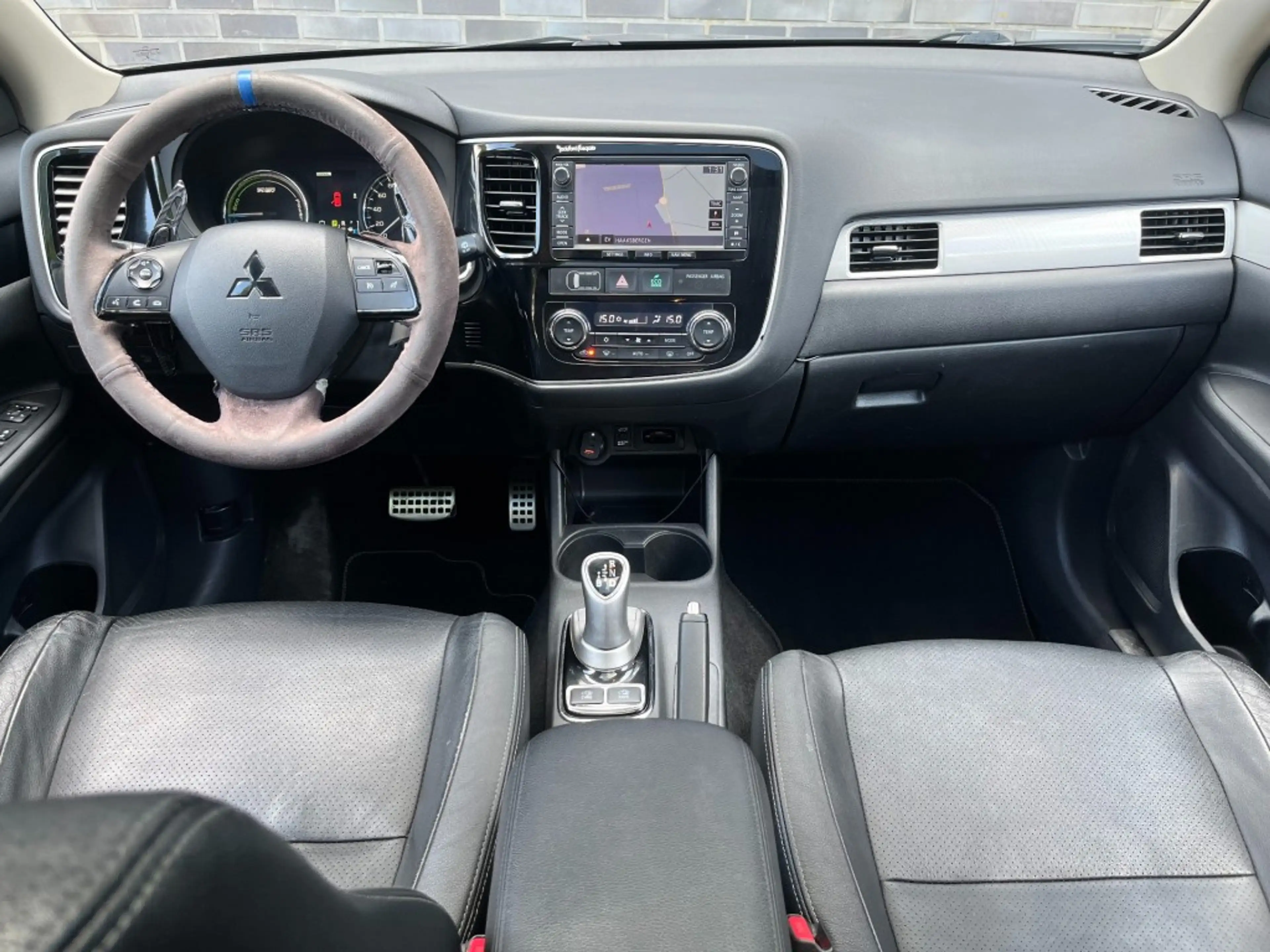 Mitsubishi Outlander 2.0 PHEV INST - LEDER - SCH./KANT.DAK - BLACK ON B — photo 2