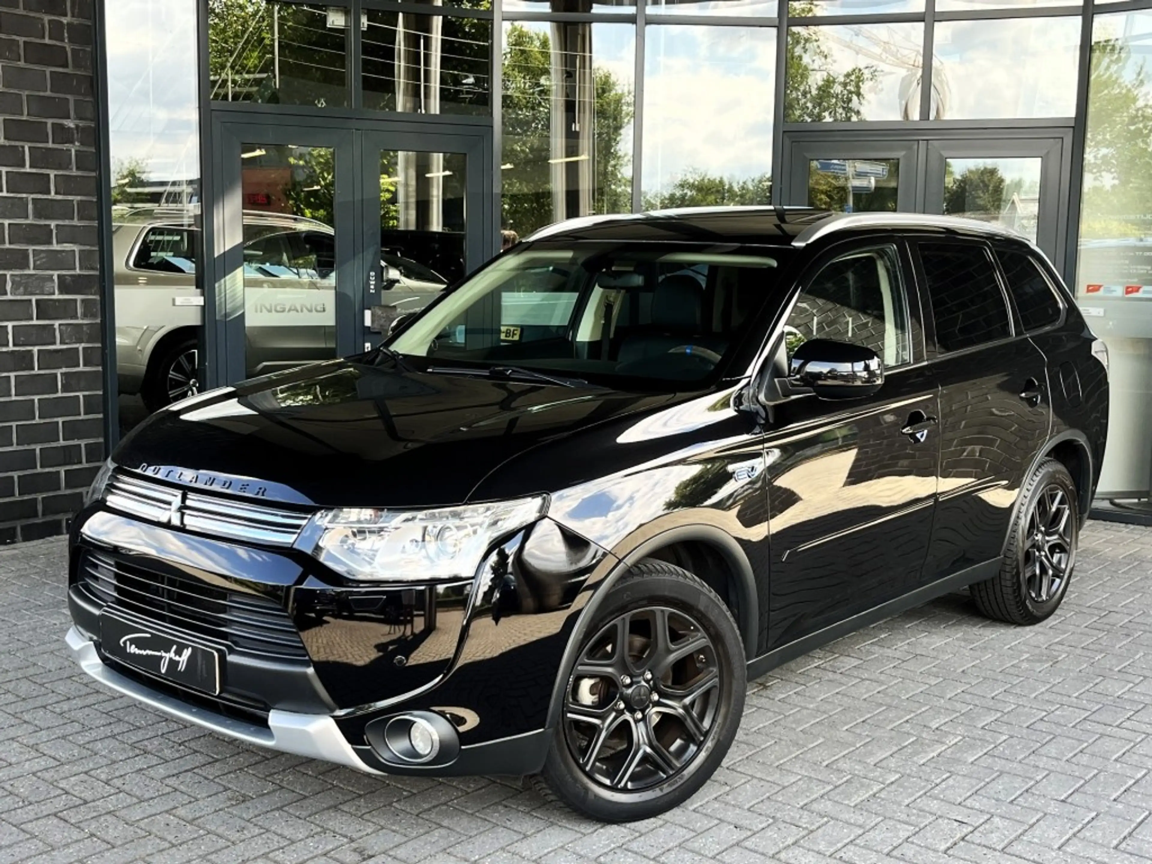 Mitsubishi Outlander 2.0 PHEV INST - LEDER - SCH./KANT.DAK - BLACK ON B — photo 4