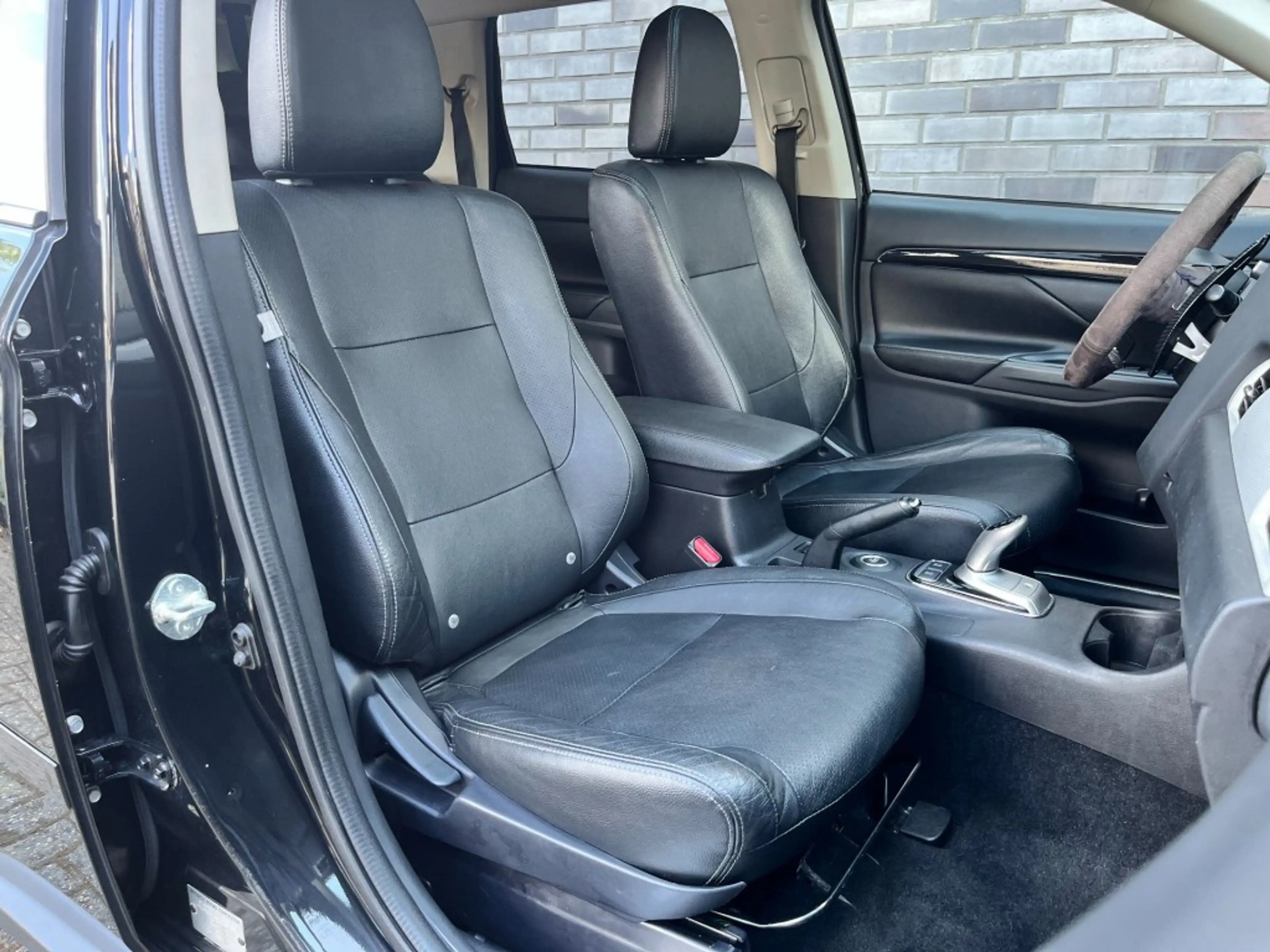 Mitsubishi Outlander 2.0 PHEV INST - LEDER - SCH./KANT.DAK - BLACK ON B — photo 13