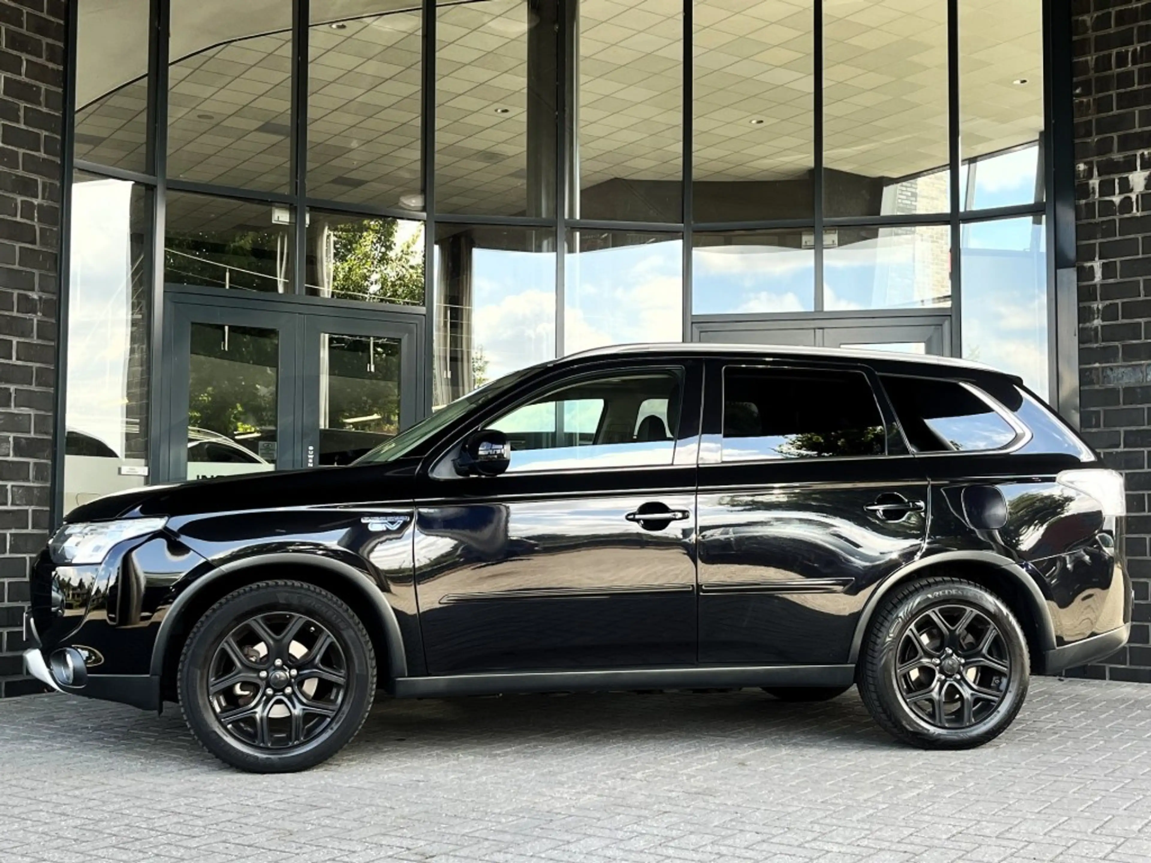 Mitsubishi Outlander 2.0 PHEV INST - LEDER - SCH./KANT.DAK - BLACK ON B — photo 6