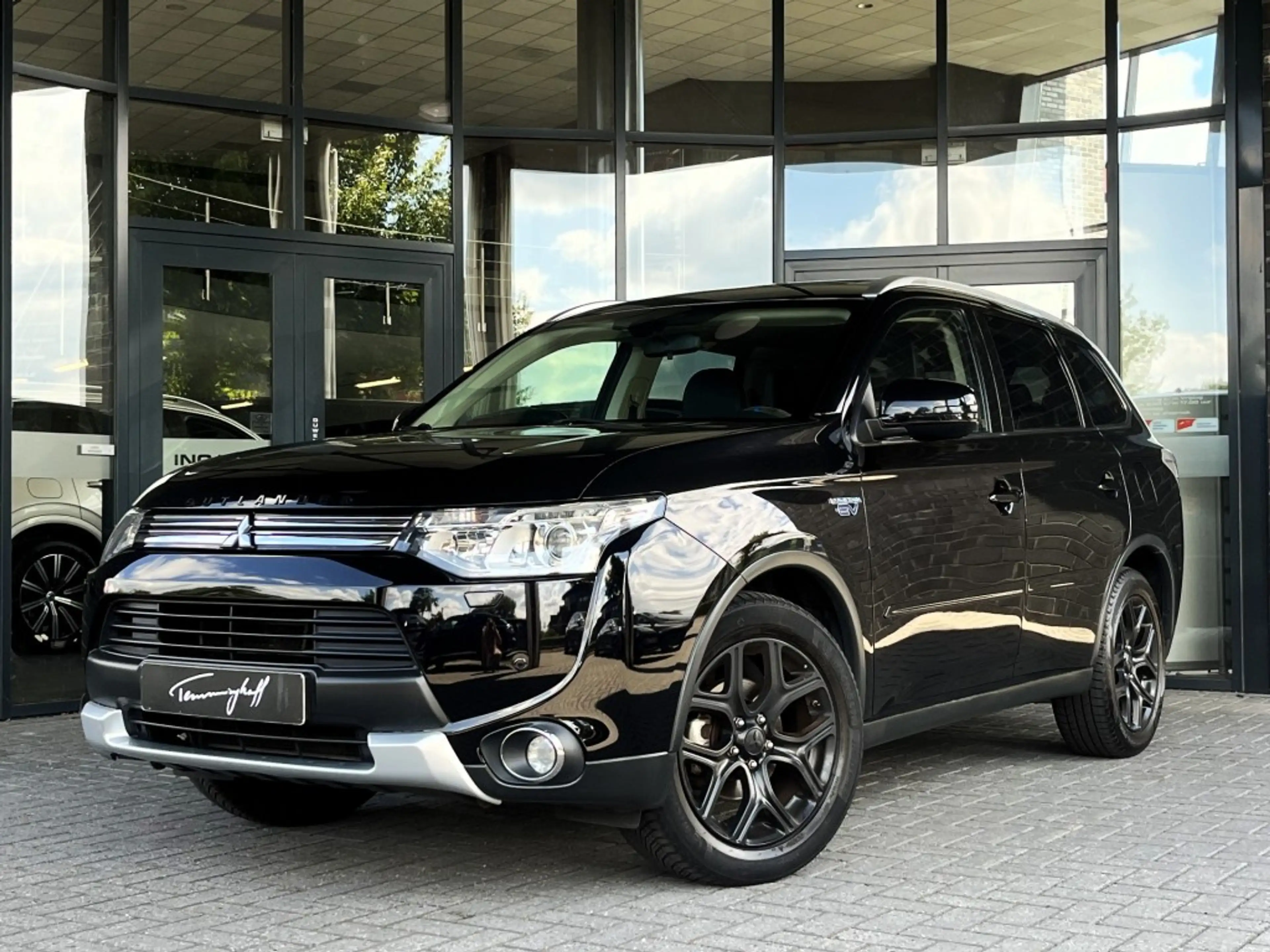 Mitsubishi Outlander 2.0 PHEV INST - LEDER - SCH./KANT.DAK - BLACK ON B