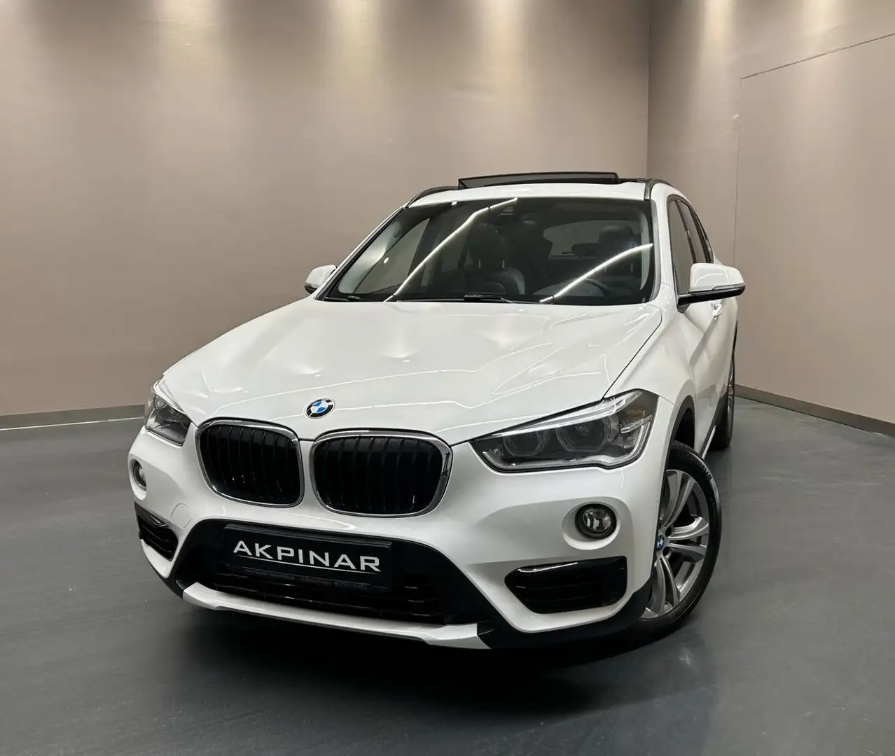 BMW X1 xDrive20d Sport Line Autom. *PANO*AHK*LED* Wit - 1