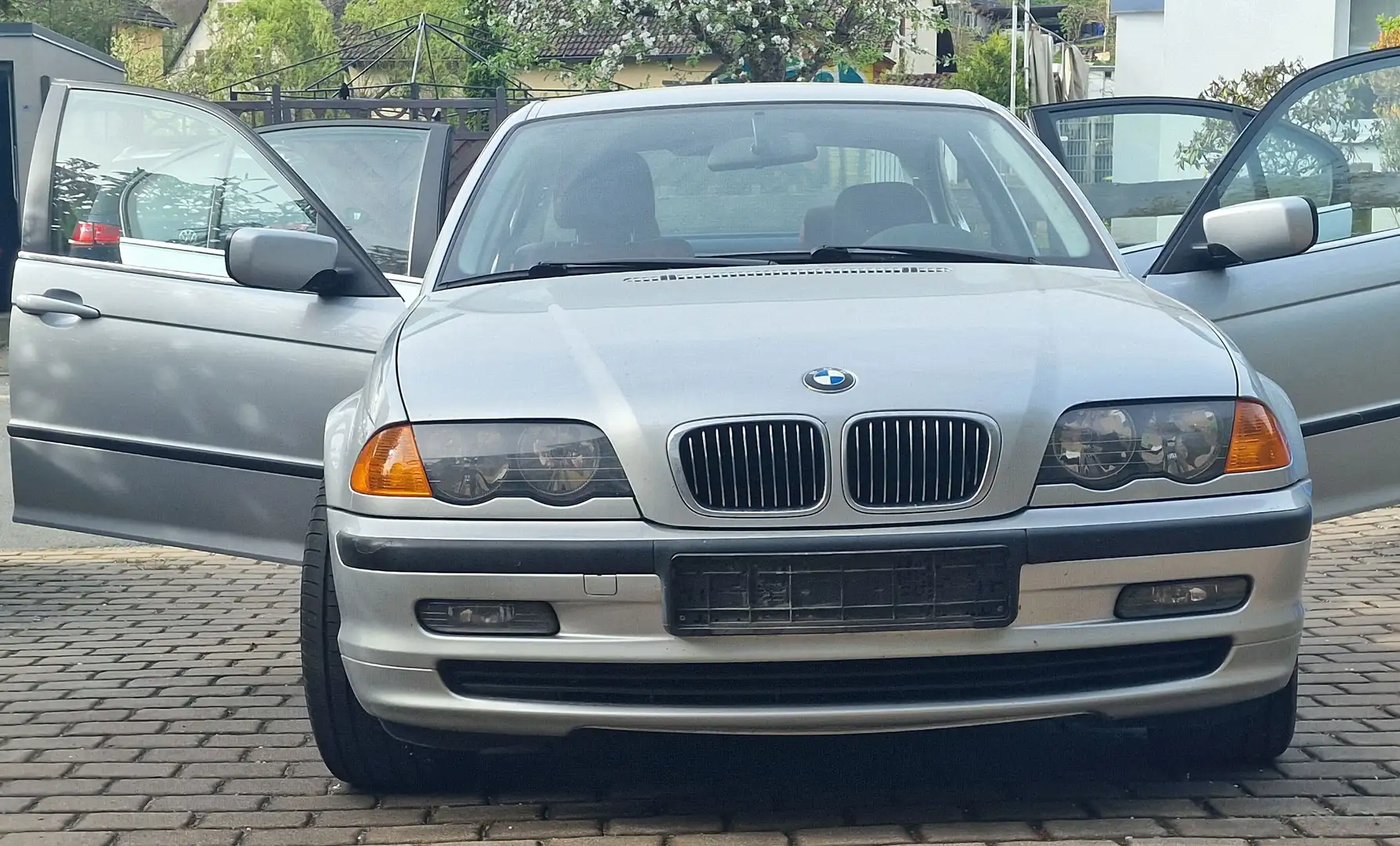 BMW 320 320i srebrna - 2