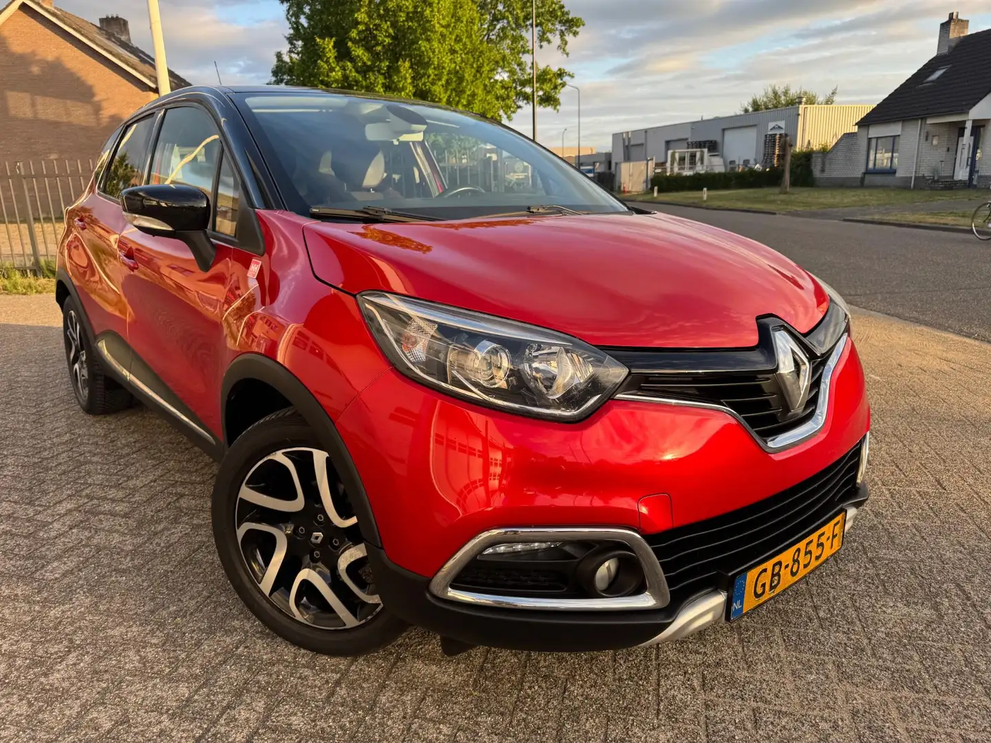 Renault Captur 0.9 TCe Helly Hansen Airco,Camera, Navigatie Rood - 2