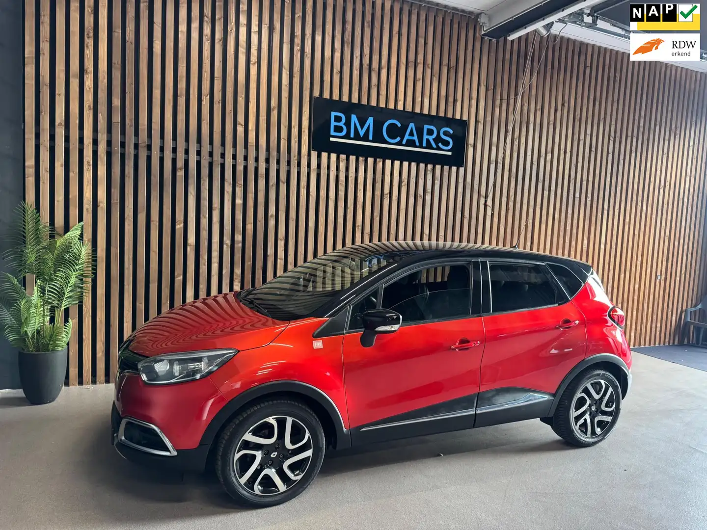 Renault Captur 0.9 TCe Helly Hansen Airco,Camera, Navigatie Rood - 1