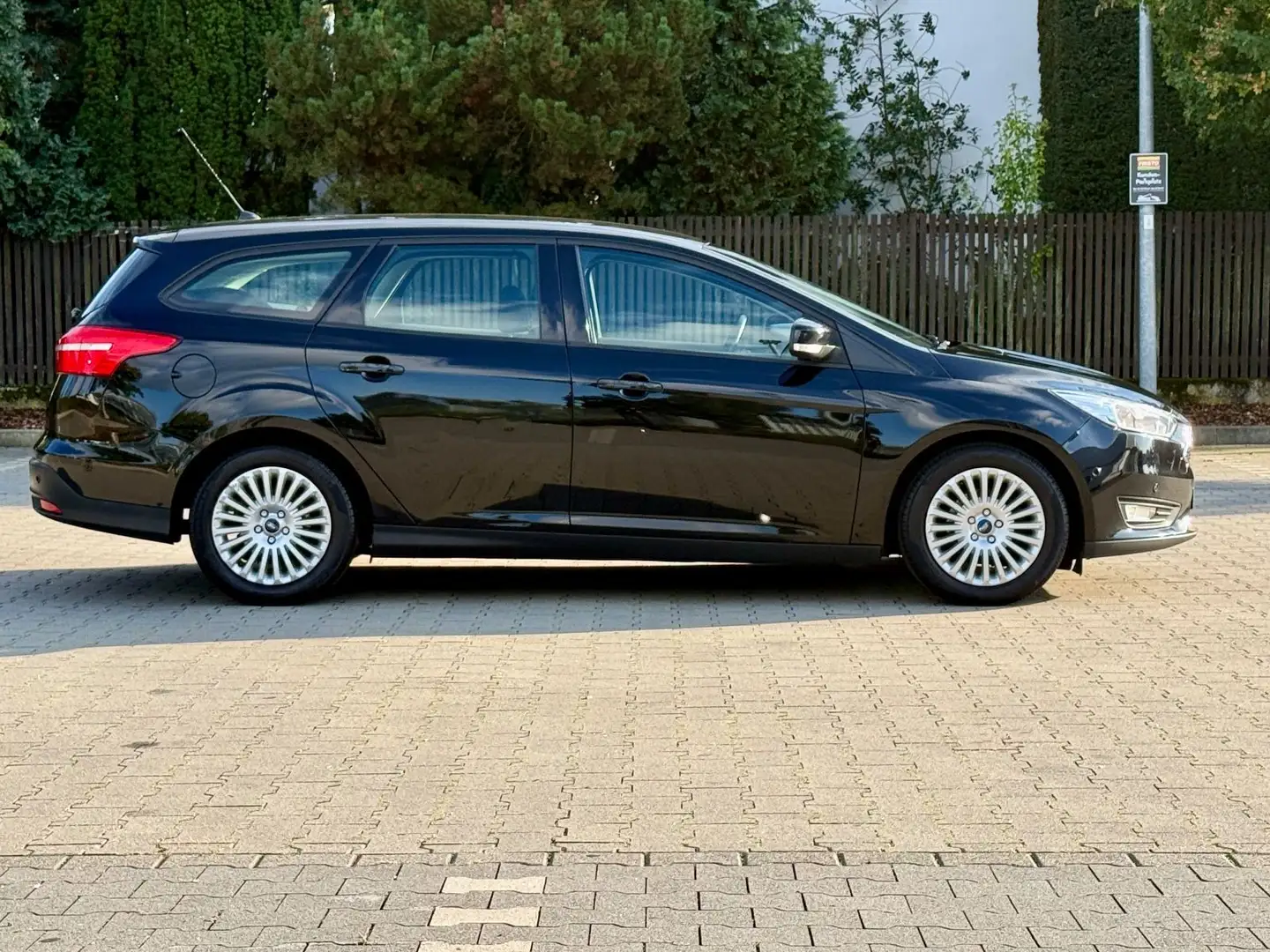 Ford Focus Turnier Titan/AUTOMATIK/SHZ/KLIMA/P-PILOT/ Noir - 2