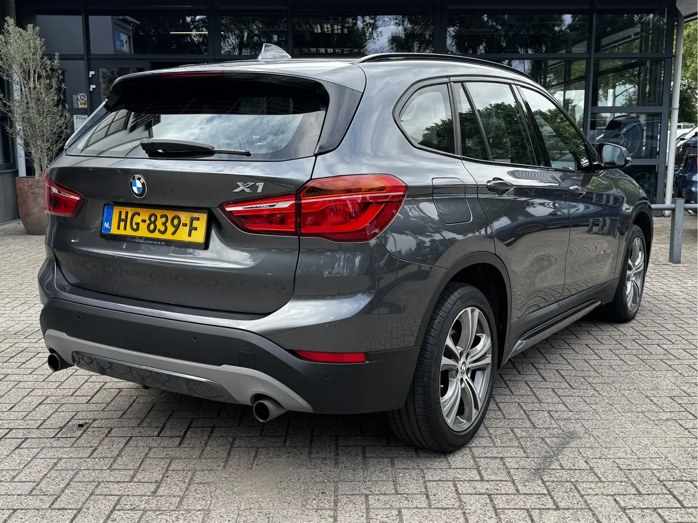 BMW X1 sDrive20i Automaat/Panoramadak/Cruise/Leder/Trekha Grijs - 2