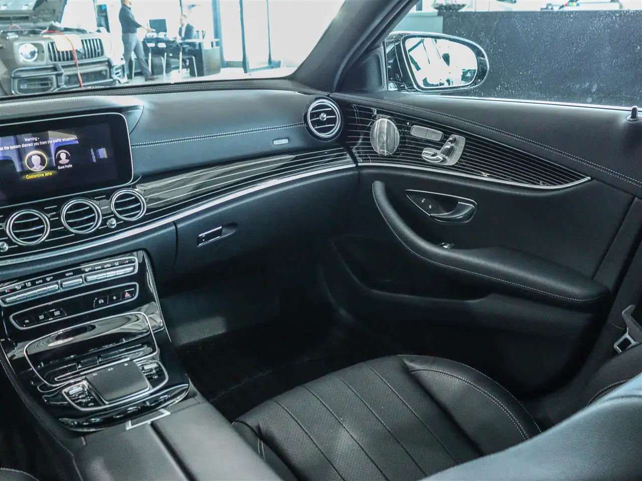 Mercedes-Benz E-Class снимка Mercedes-Benz E-Class