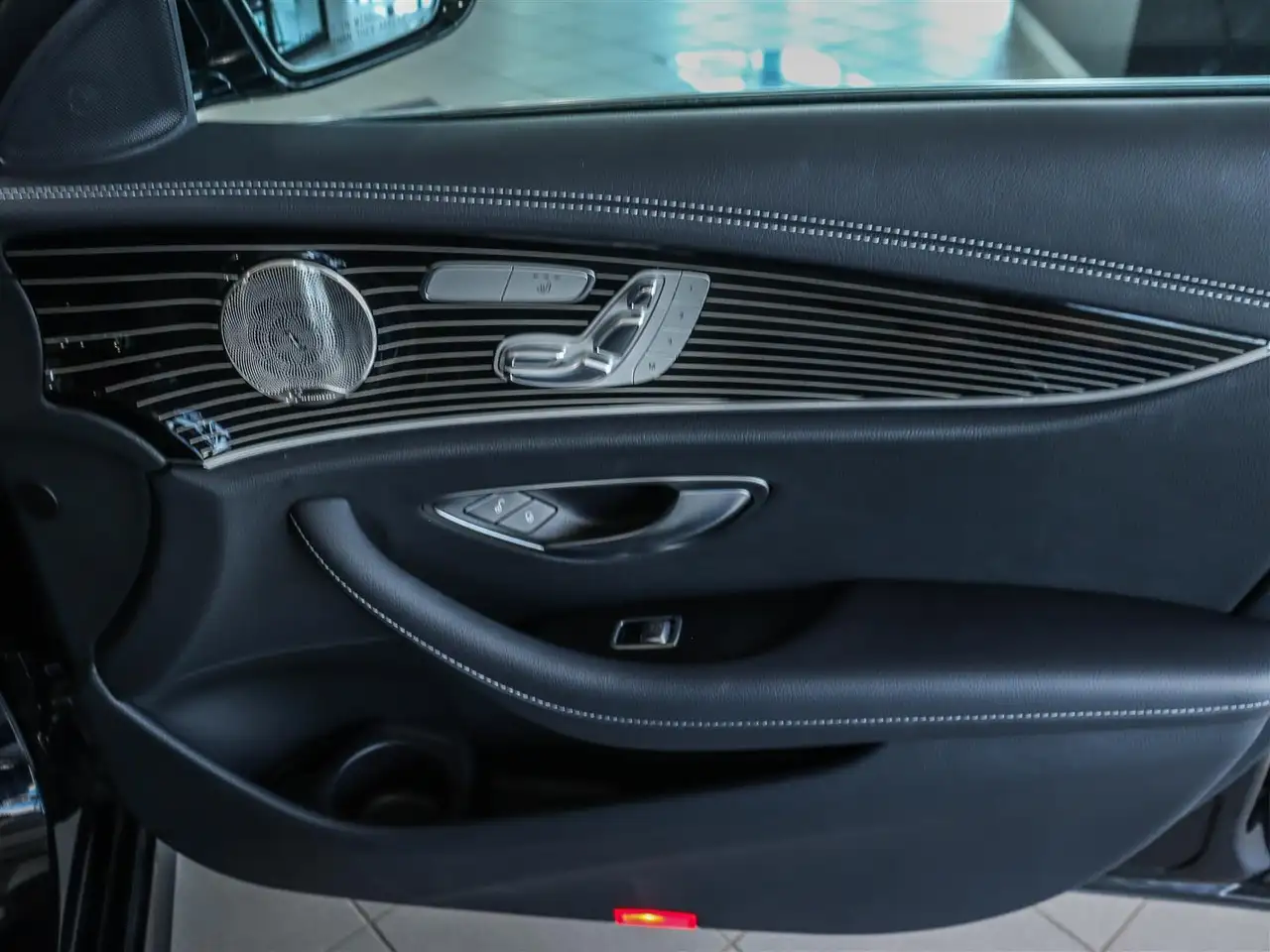 Mercedes-Benz E-Class снимка Mercedes-Benz E-Class