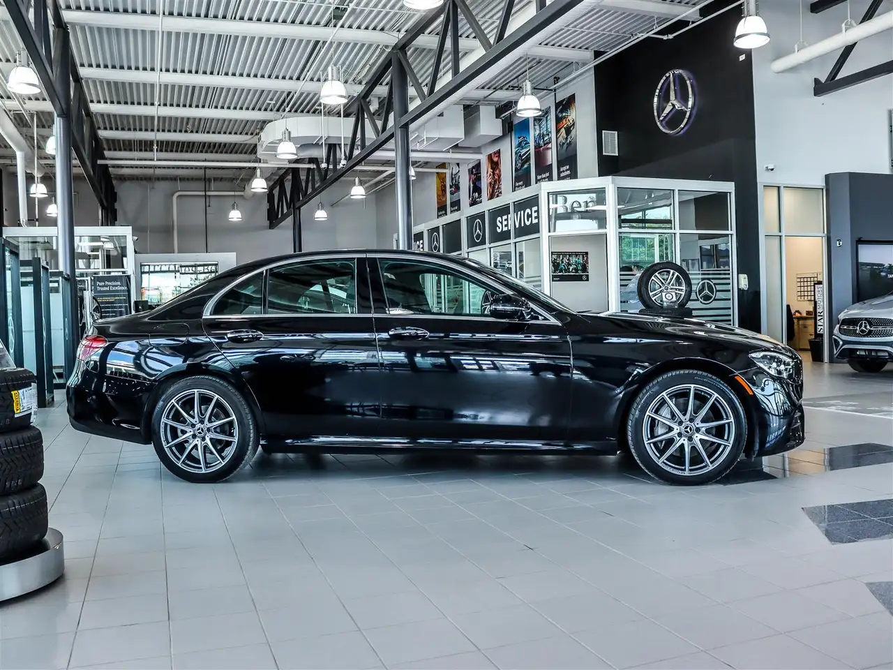 Mercedes-Benz E-Class снимка Mercedes-Benz E-Class