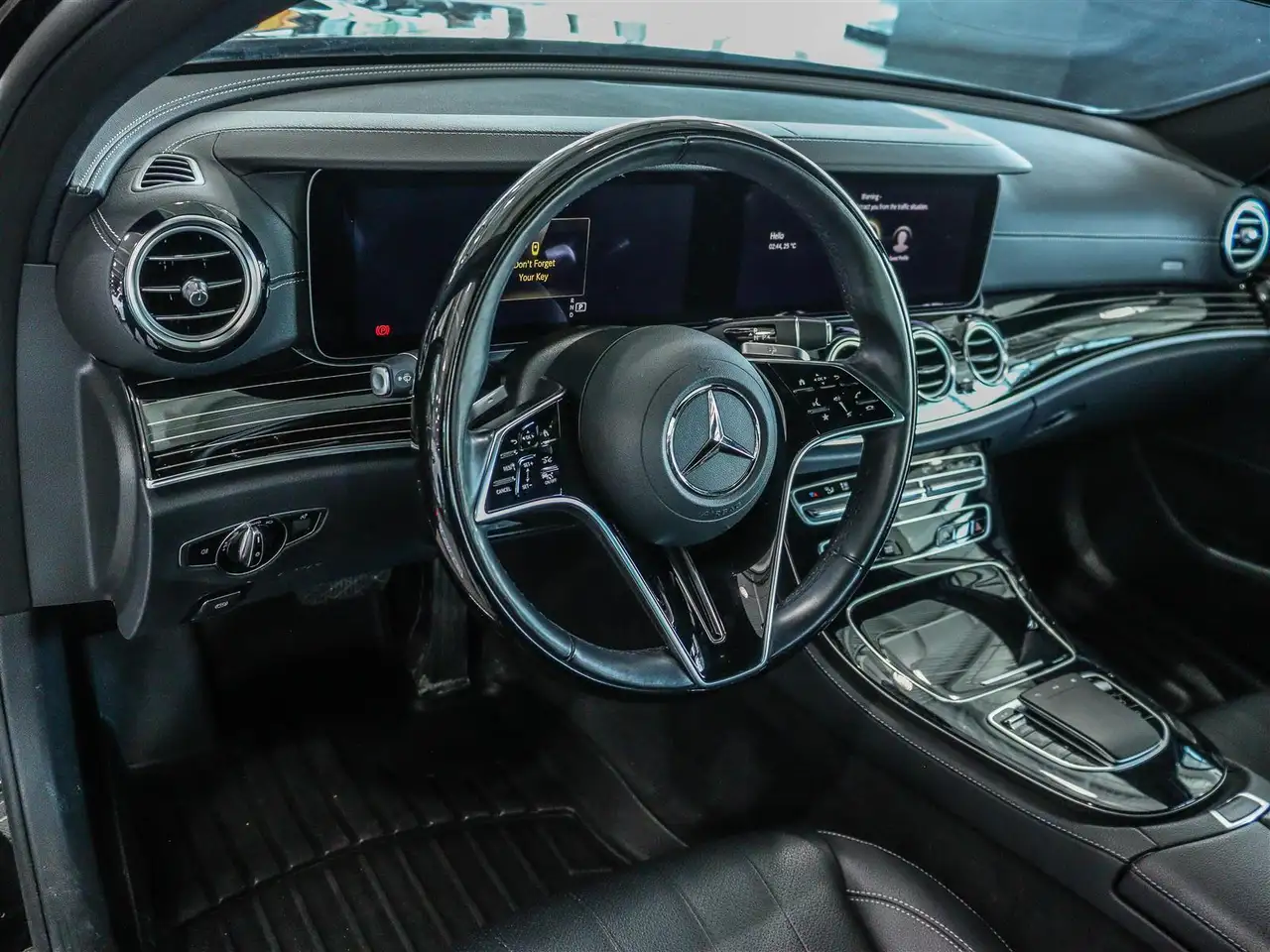 Mercedes-Benz E-Class снимка Mercedes-Benz E-Class