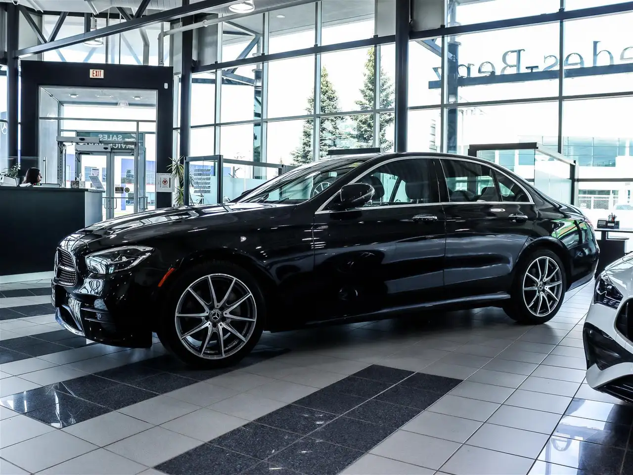 Mercedes-Benz E-Class снимка Mercedes-Benz E-Class
