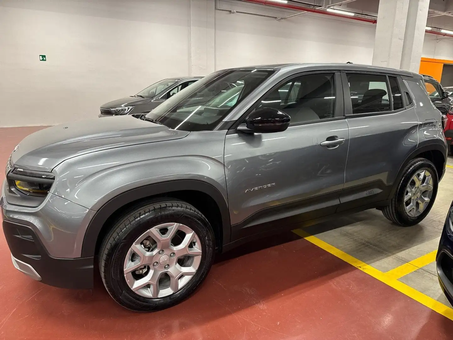 Jeep Avenger 1.2 MHEV e-Hybrid Turbo Altitude Grau - 2