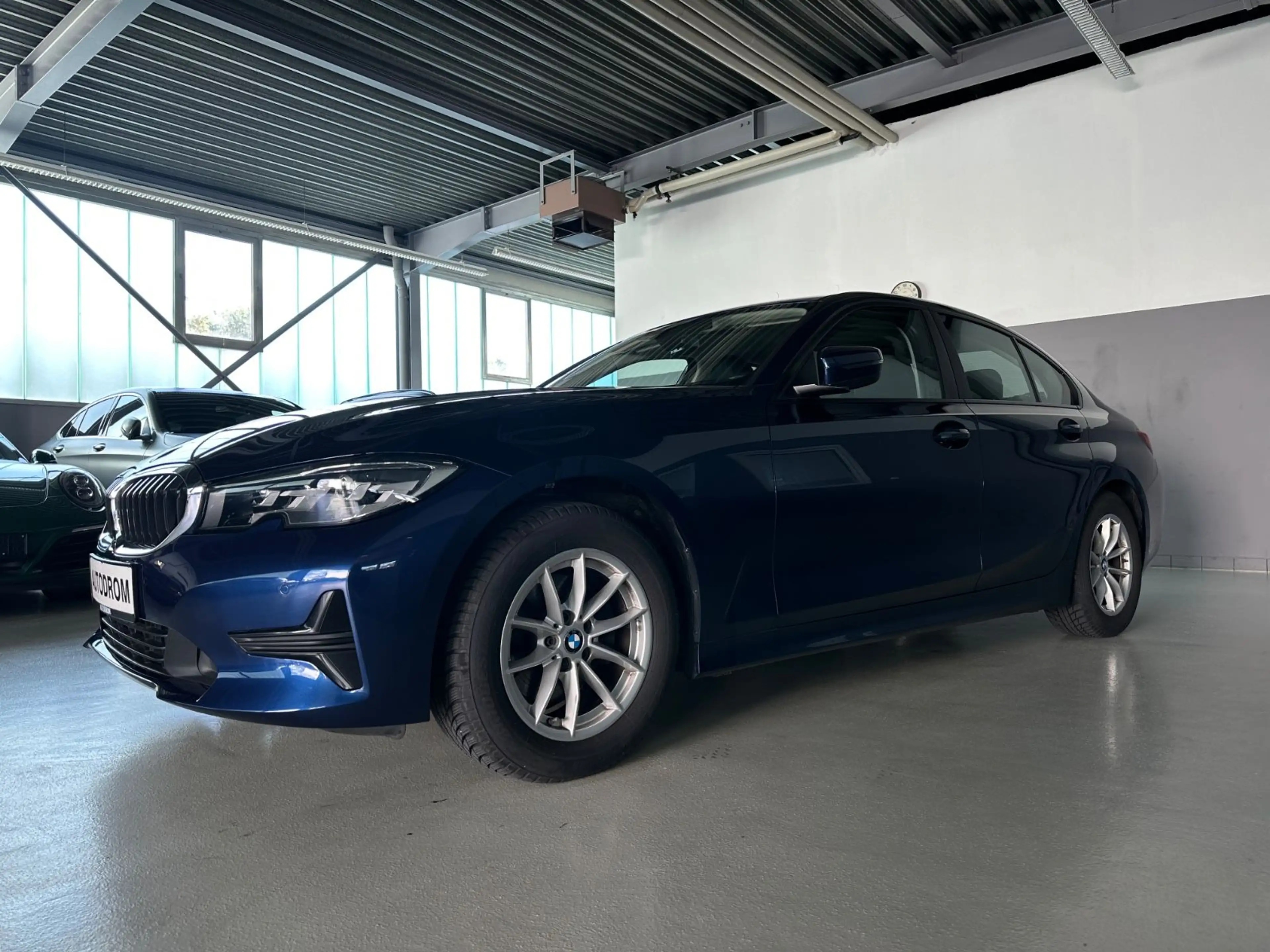 BMW 320 i Advantage Live/LED/1.Hand — photo 3