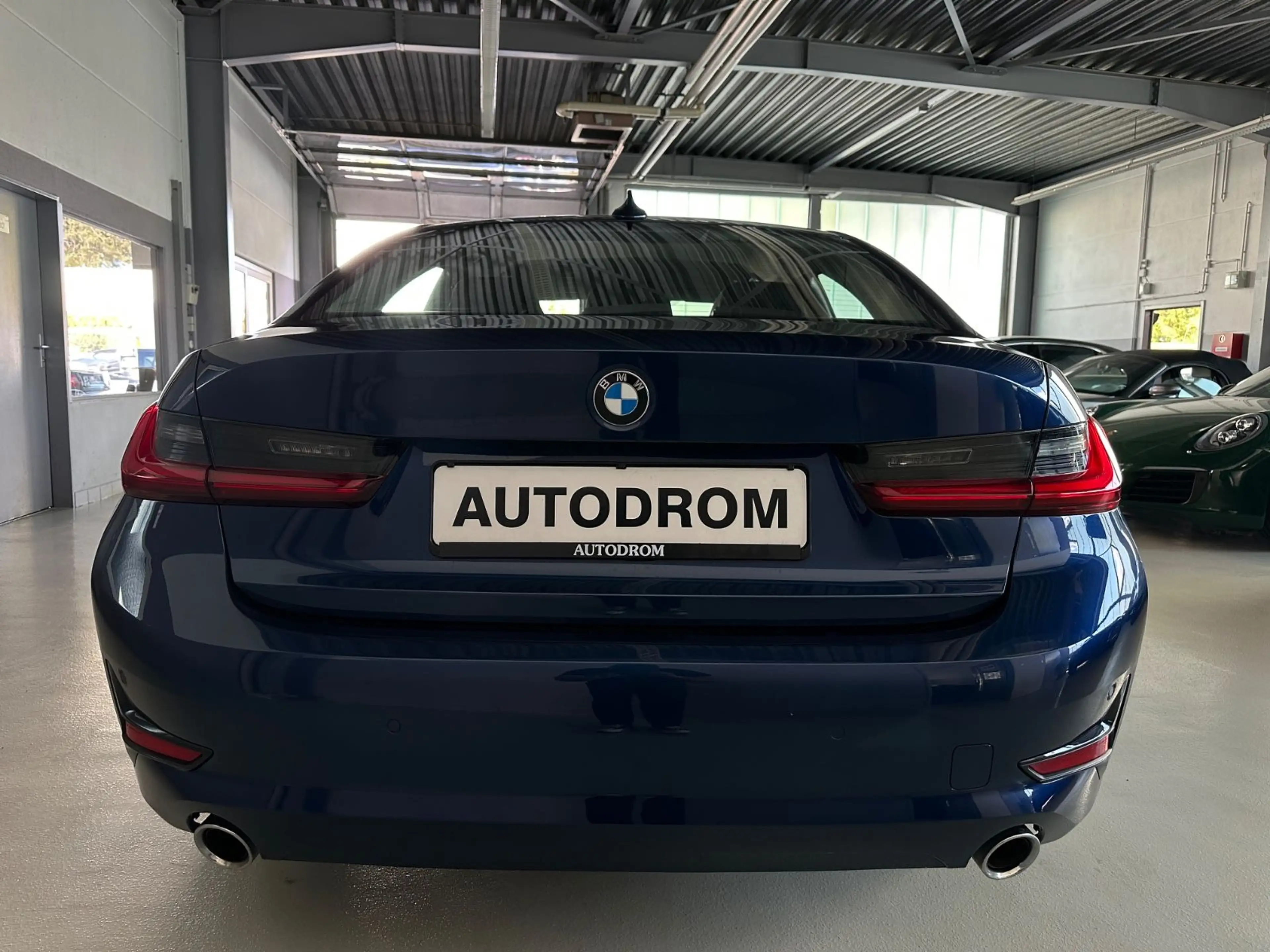 BMW 320 i Advantage Live/LED/1.Hand — photo 7