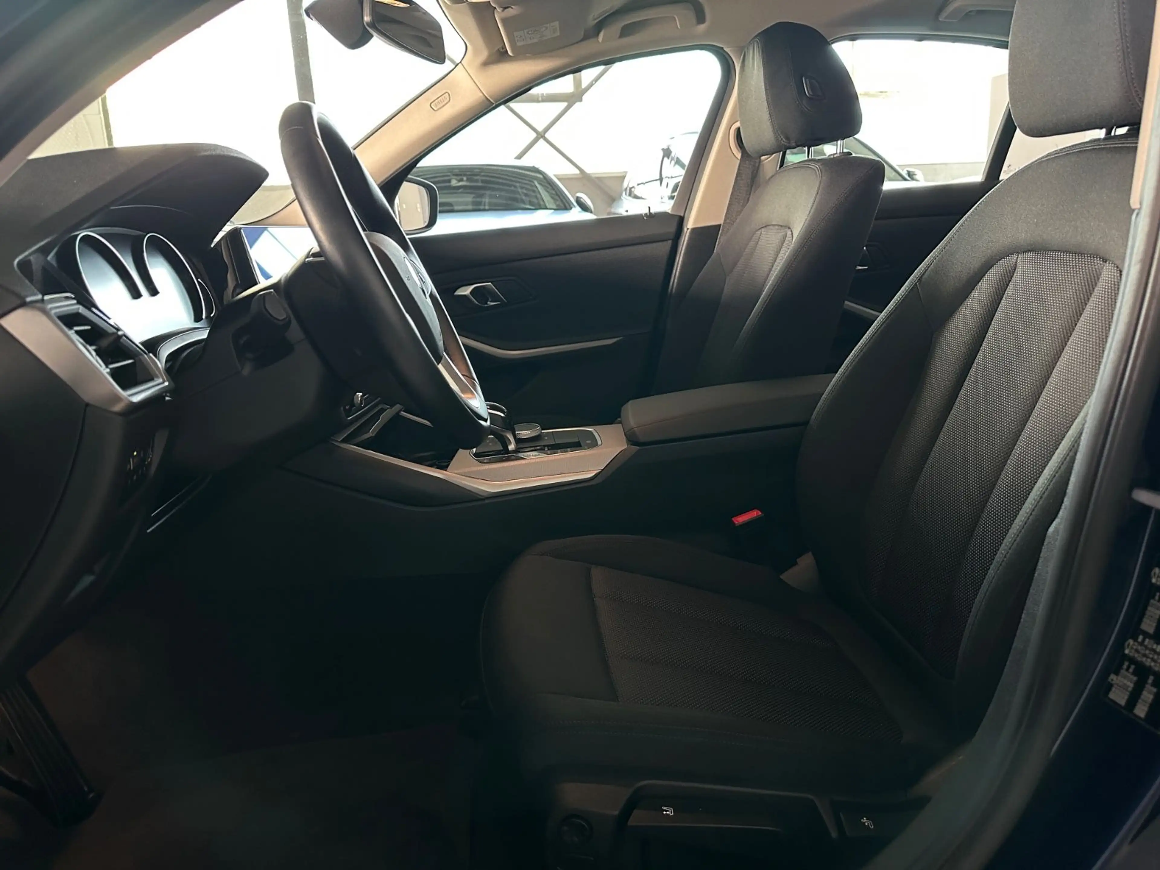 BMW 320 i Advantage Live/LED/1.Hand — photo 15