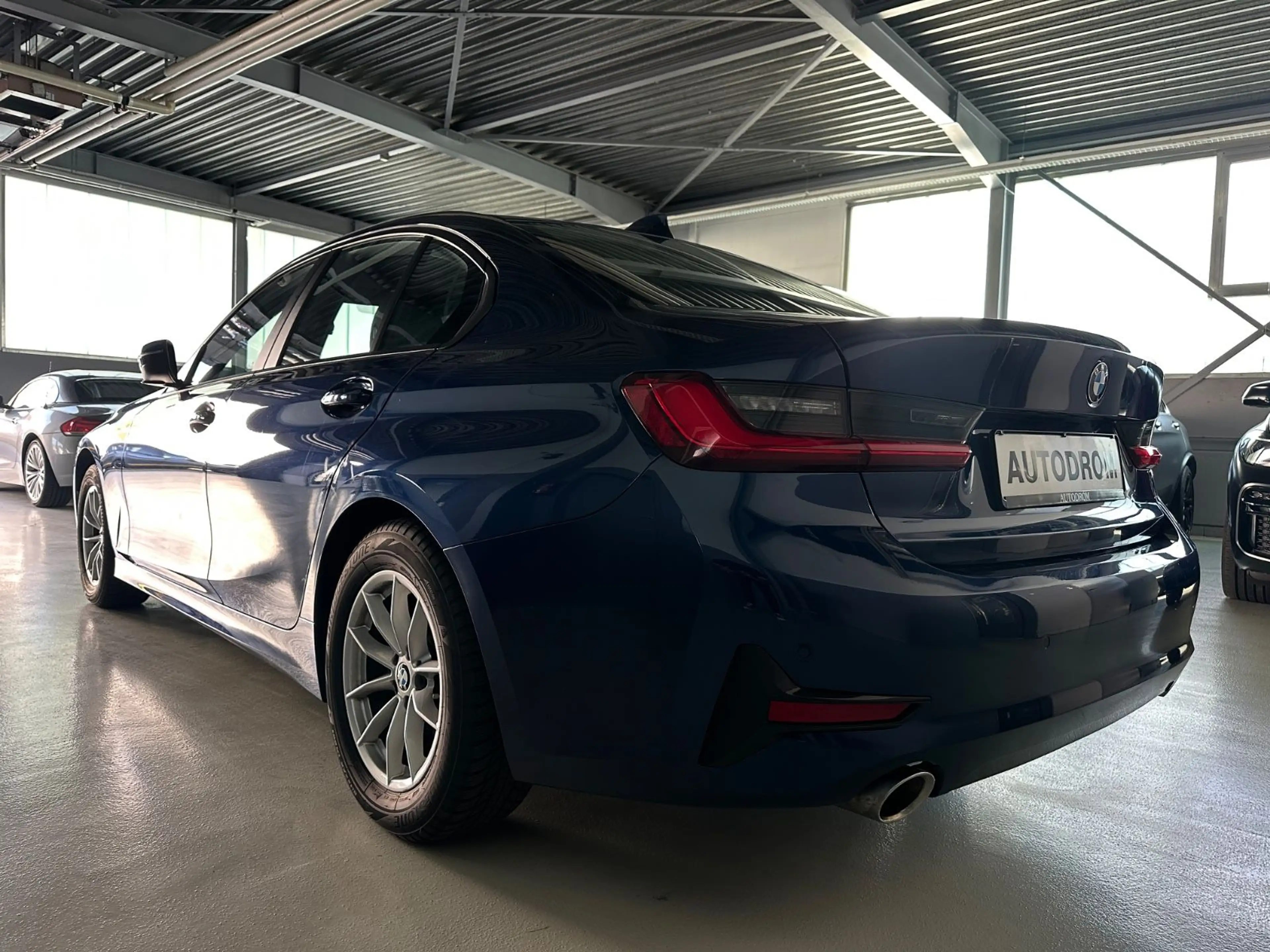 BMW 320 i Advantage Live/LED/1.Hand — photo 12