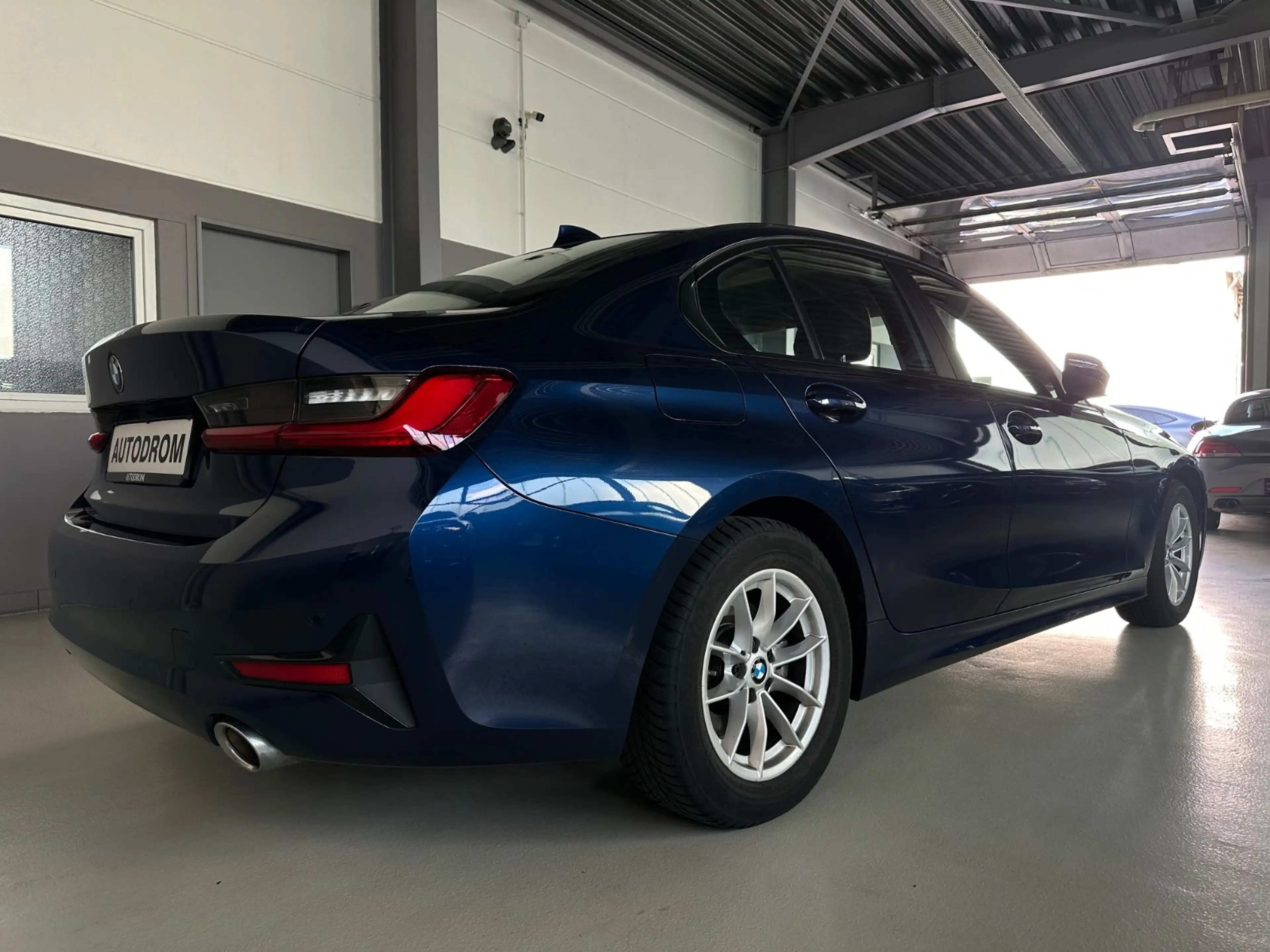 BMW 320 i Advantage Live/LED/1.Hand — photo 8