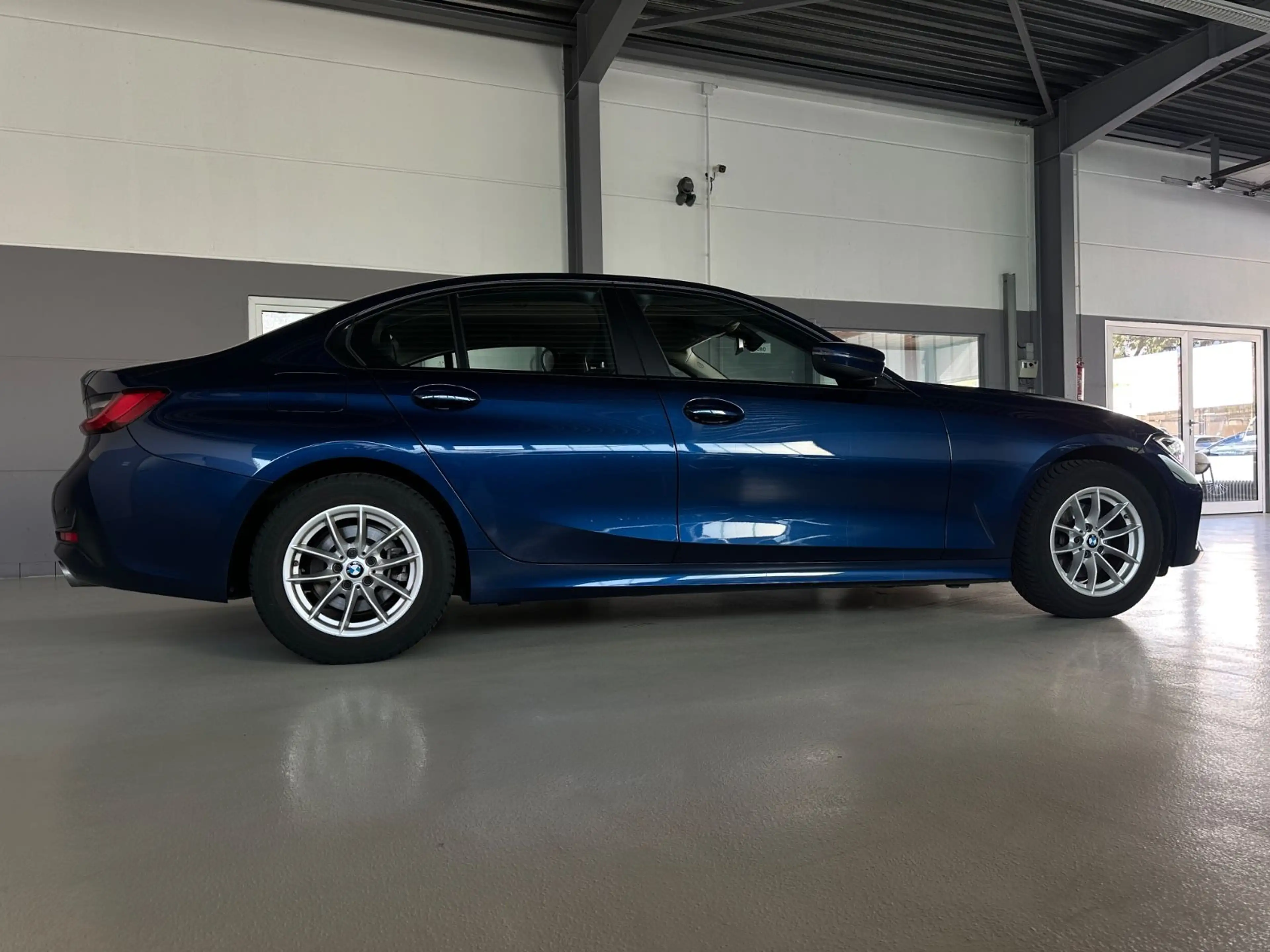 BMW 320 i Advantage Live/LED/1.Hand — photo 9