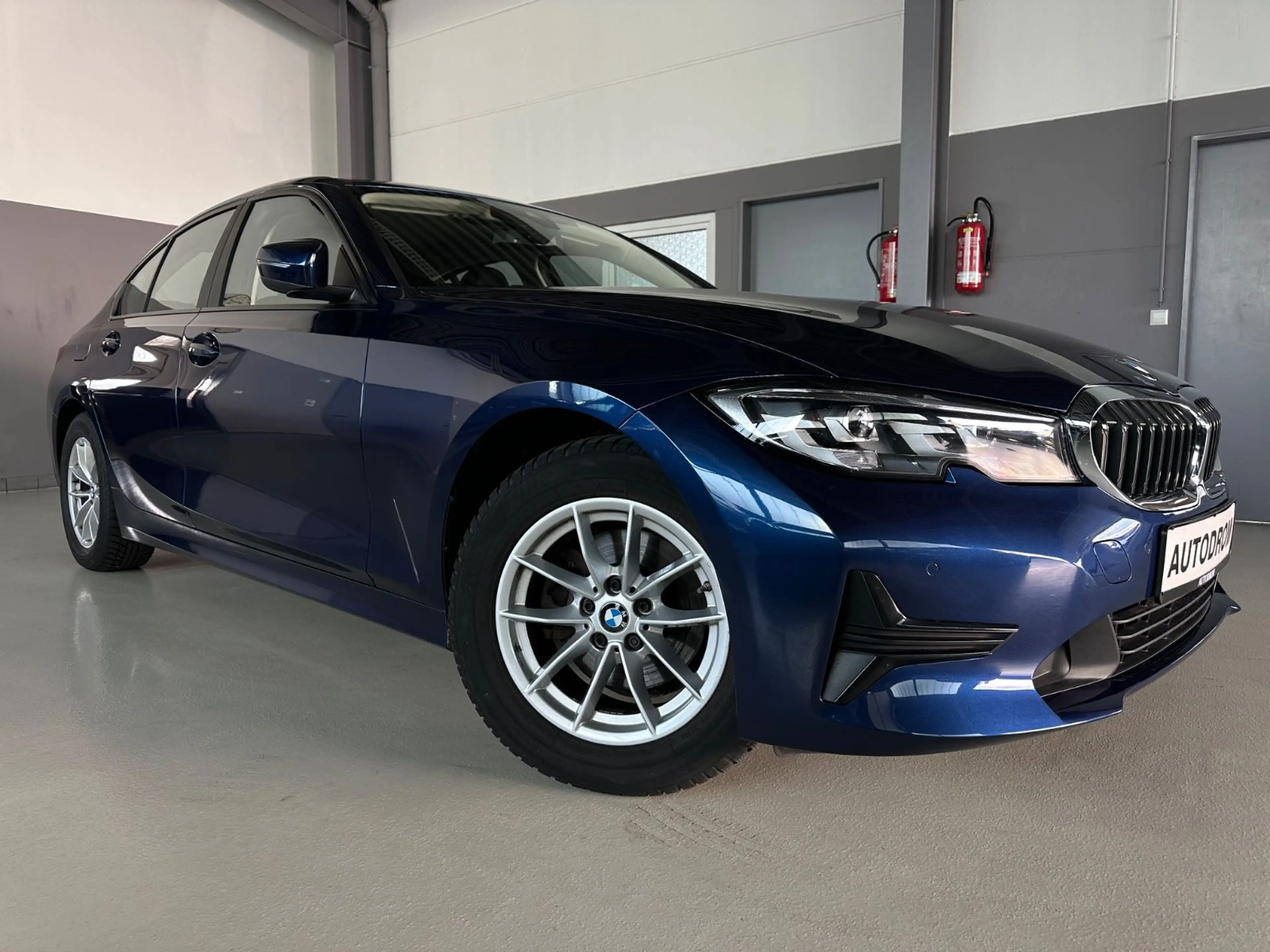 BMW 320 i Advantage Live/LED/1.Hand