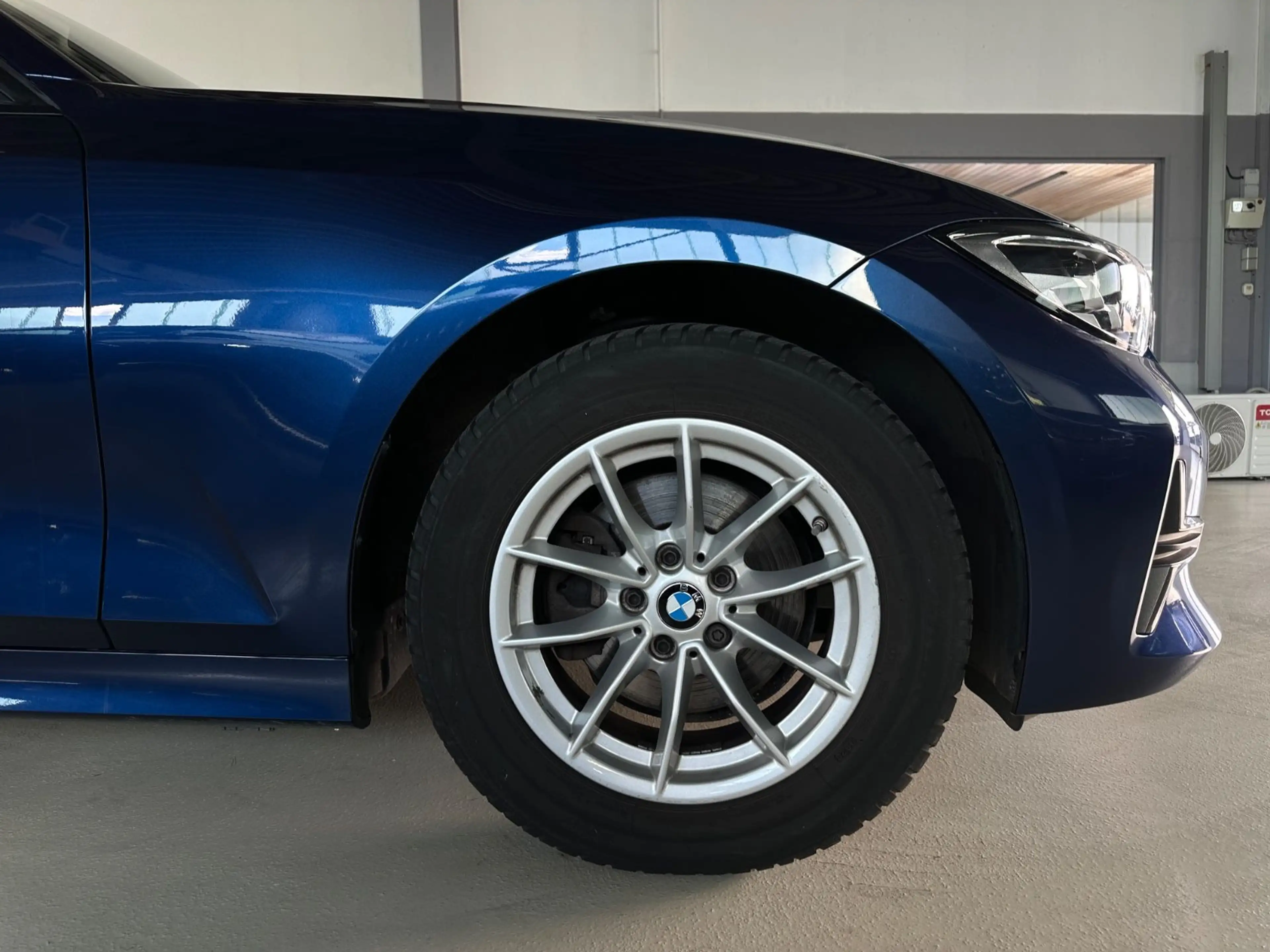 BMW 320 i Advantage Live/LED/1.Hand — photo 6
