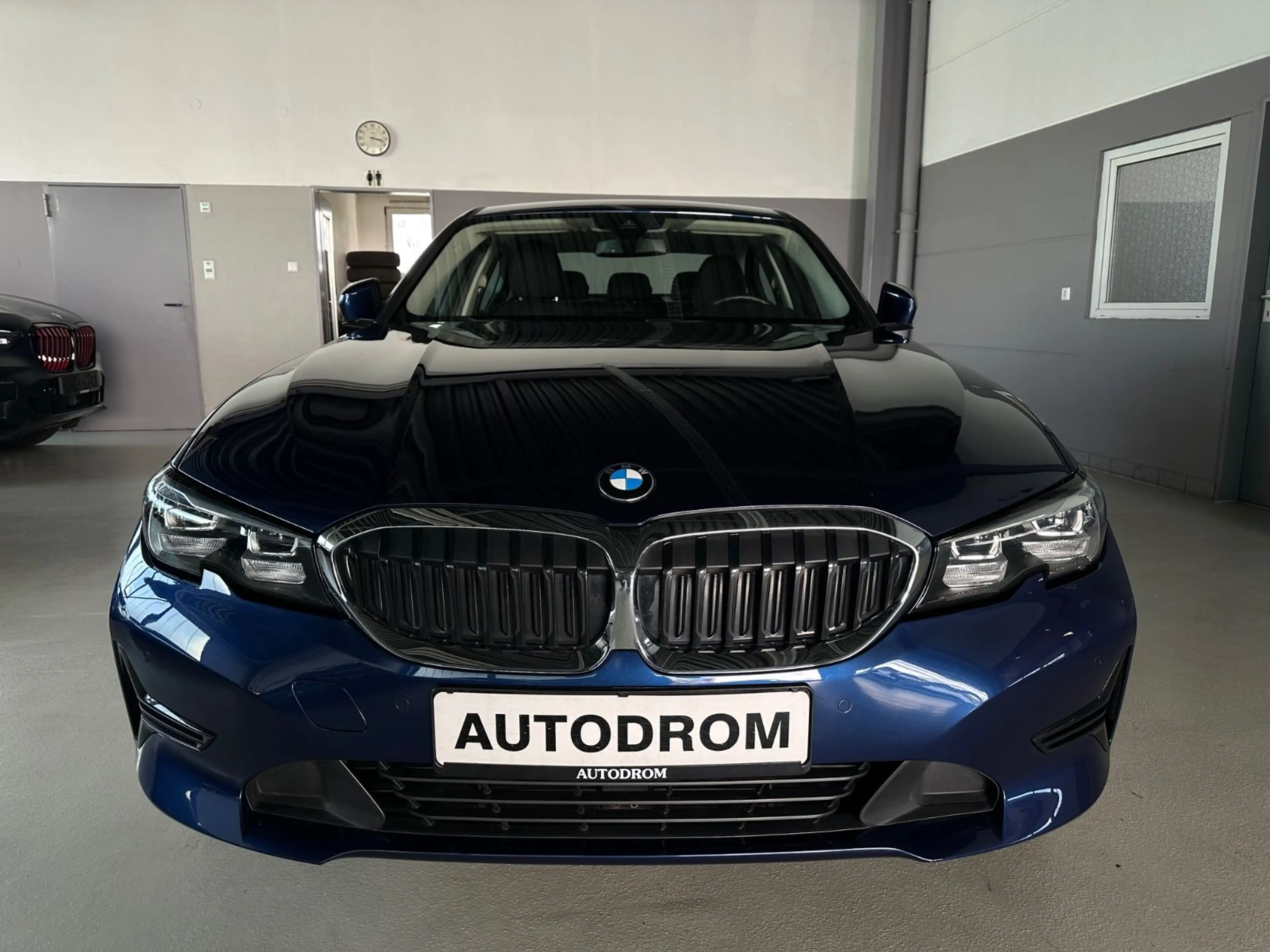 BMW 320 i Advantage Live/LED/1.Hand — photo 2