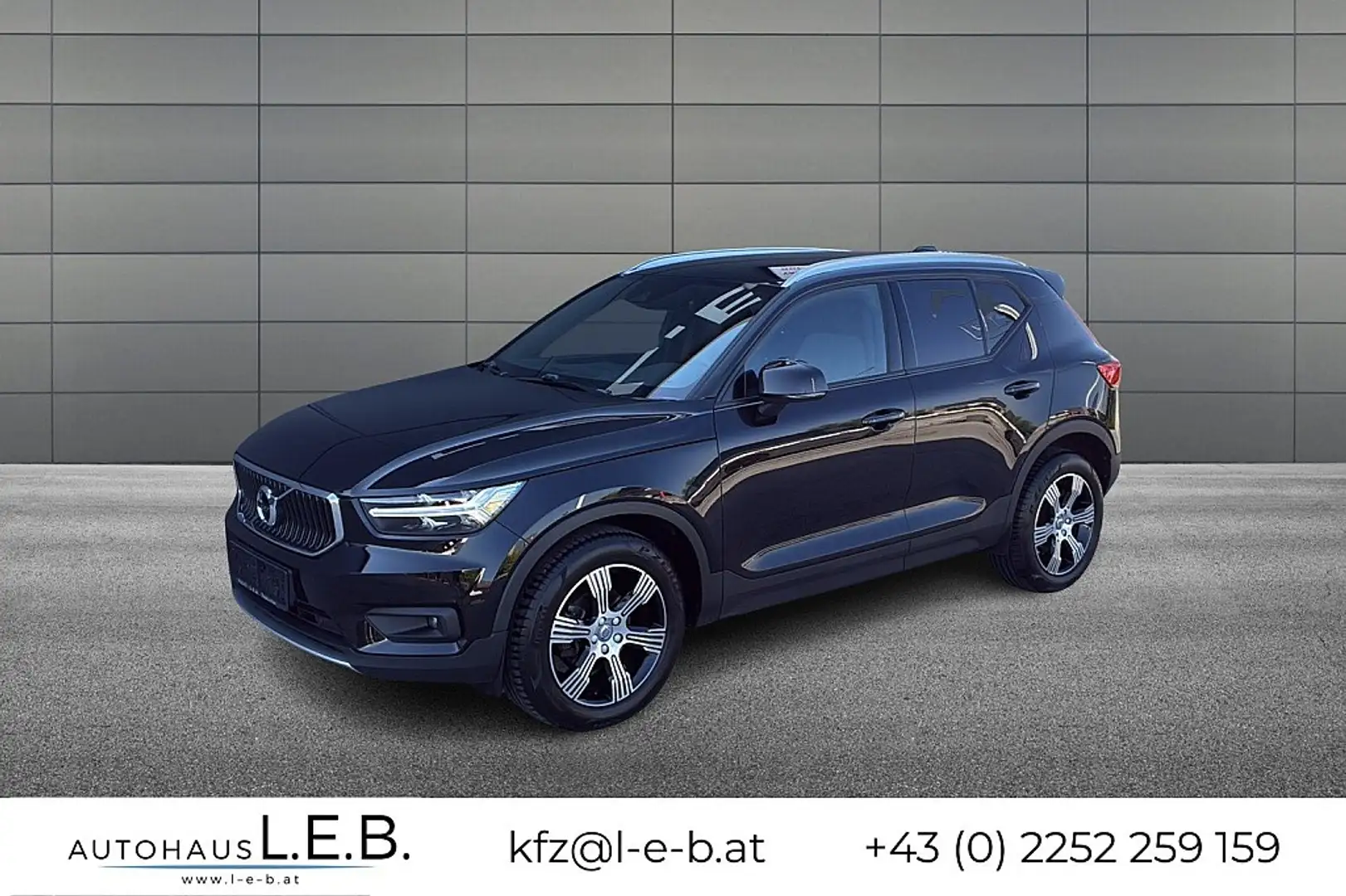 Volvo XC40 T2 Momentum Pro Geartronic Noir - 1
