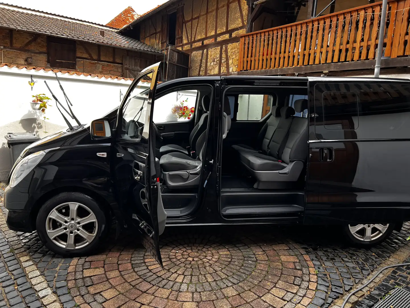 Hyundai H-1 2.5 CRDi Travel Trend Noir - 1