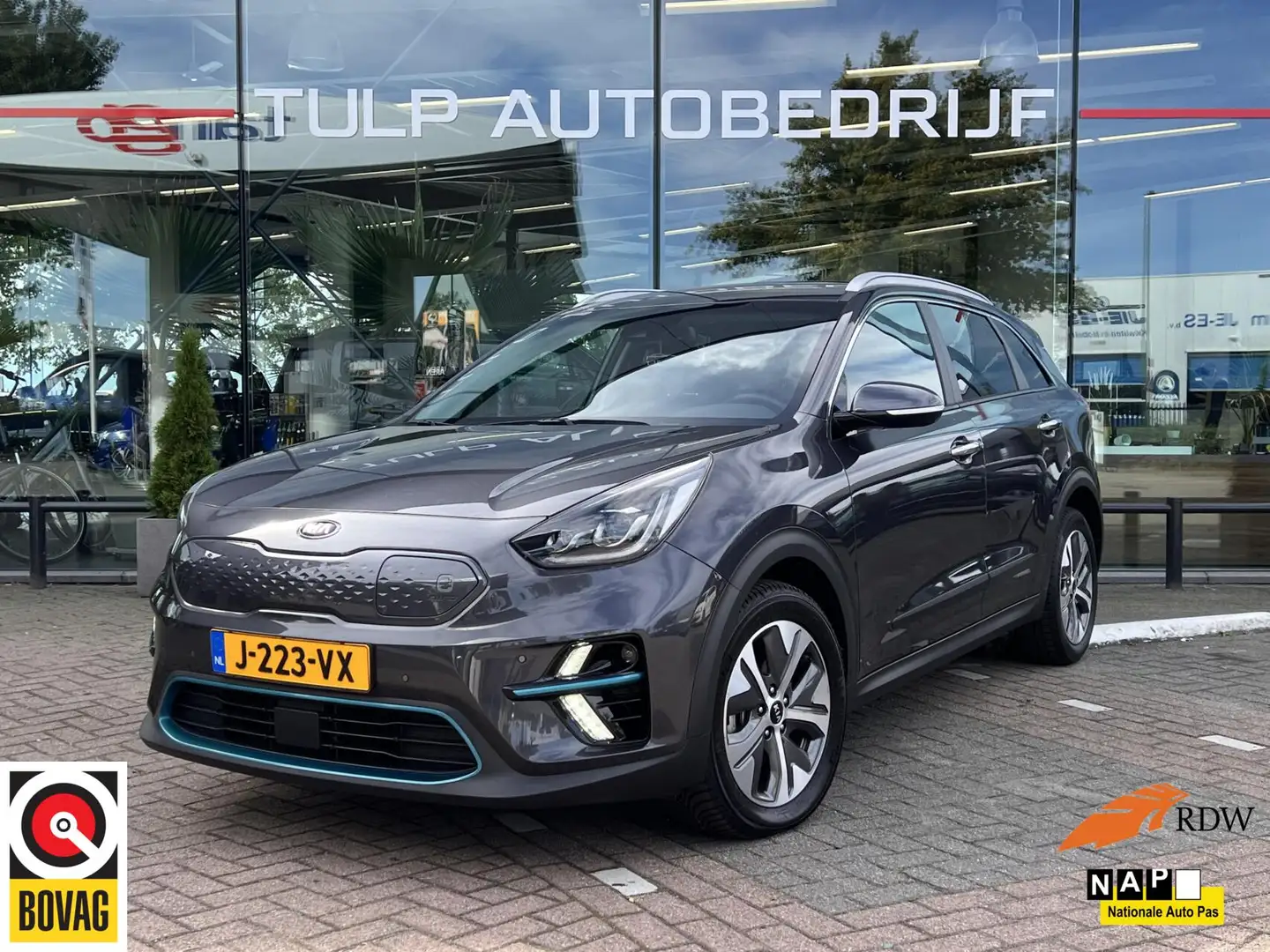 Kia e-Niro ExecutiveLine 64 kWh Leder Clima Cruise 1e Eig NAP Grijs - 1