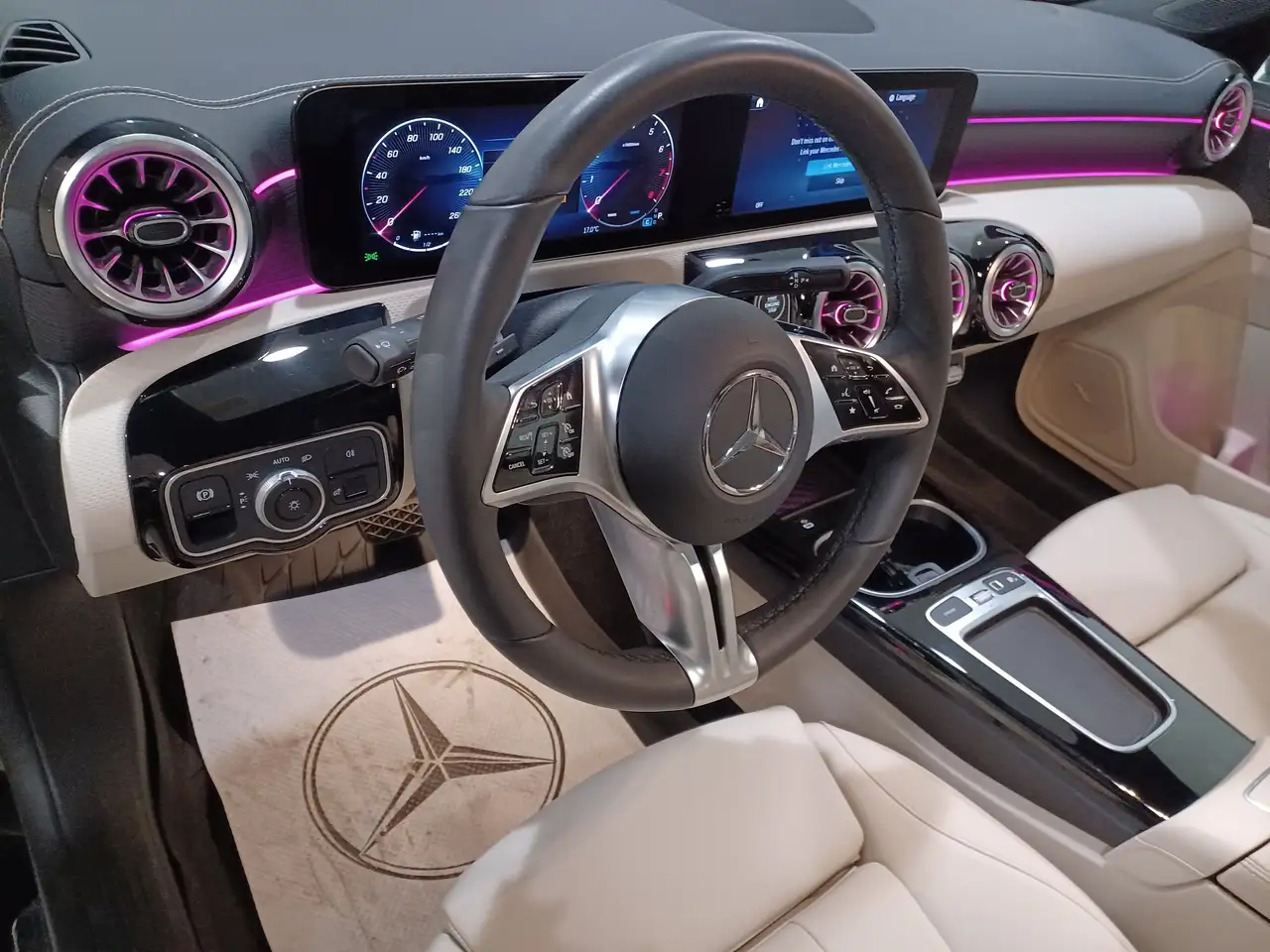 Mercedes-Benz CLA снимка Mercedes-Benz CLA