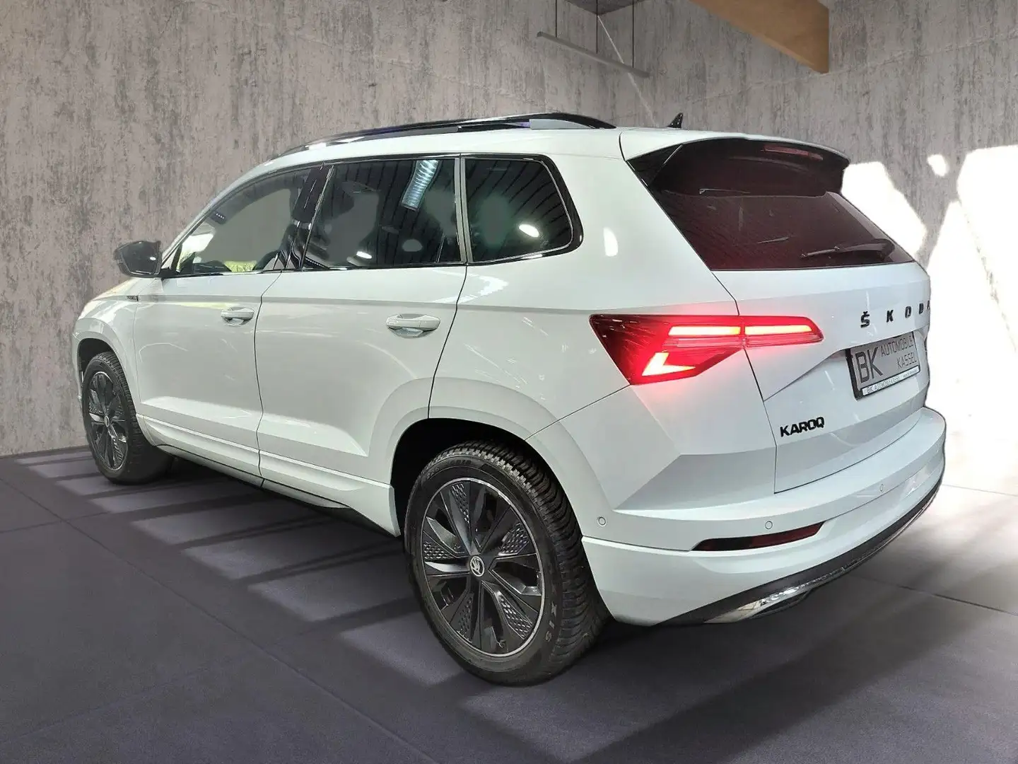 Skoda Karoq 2.0 TDI Sportline 4x4|Matrix LED|NAVI|PANO Weiß - 2