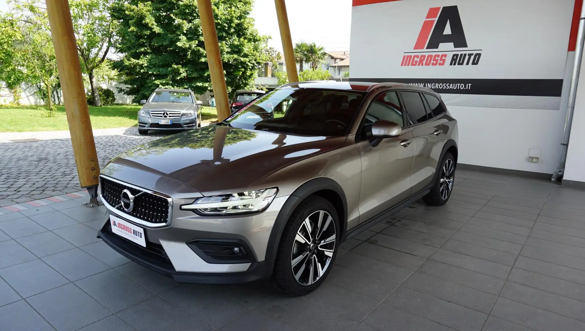 Volvo V60 Cross Country D4 AWD Geartronic Business Plus Grijs - 1