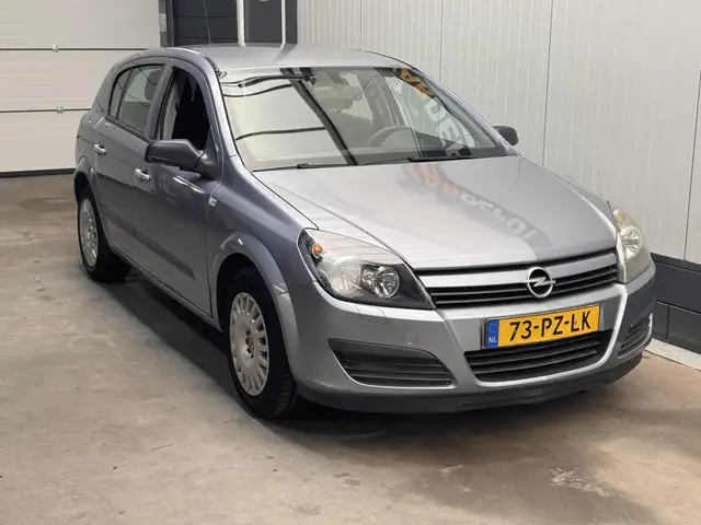 Opel Astra view 3