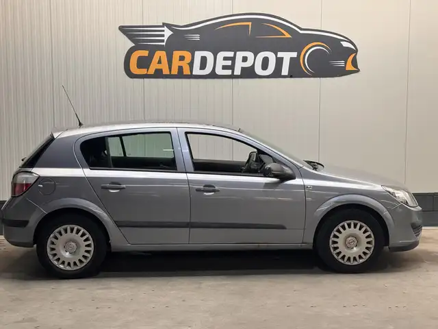 Opel Astra view 4