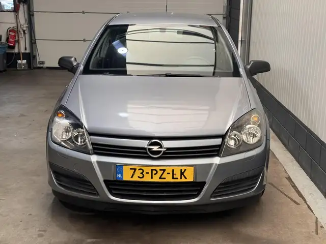 Opel Astra view 2