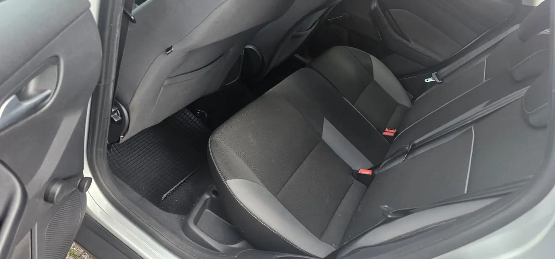 Ford Focus Turnier 1.6 Ti-VCT Trend Plateado - 2