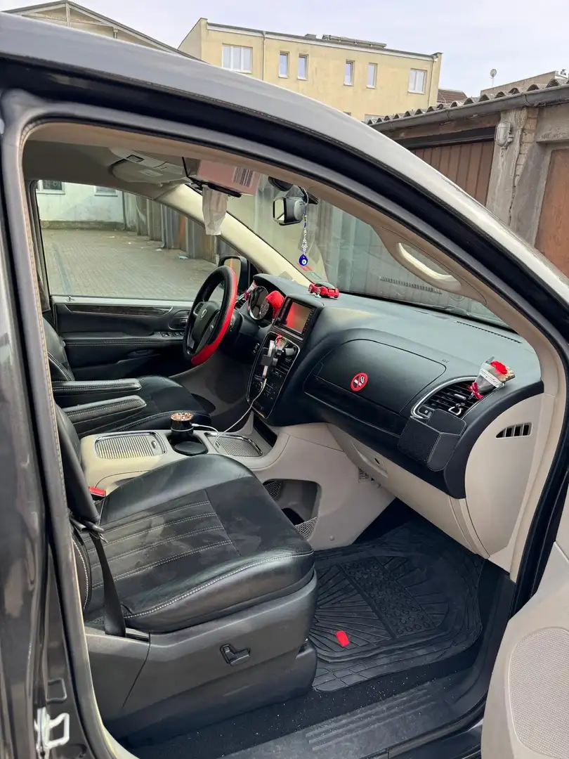 Lancia Voyager 2.8 CRD16v Silver - 1
