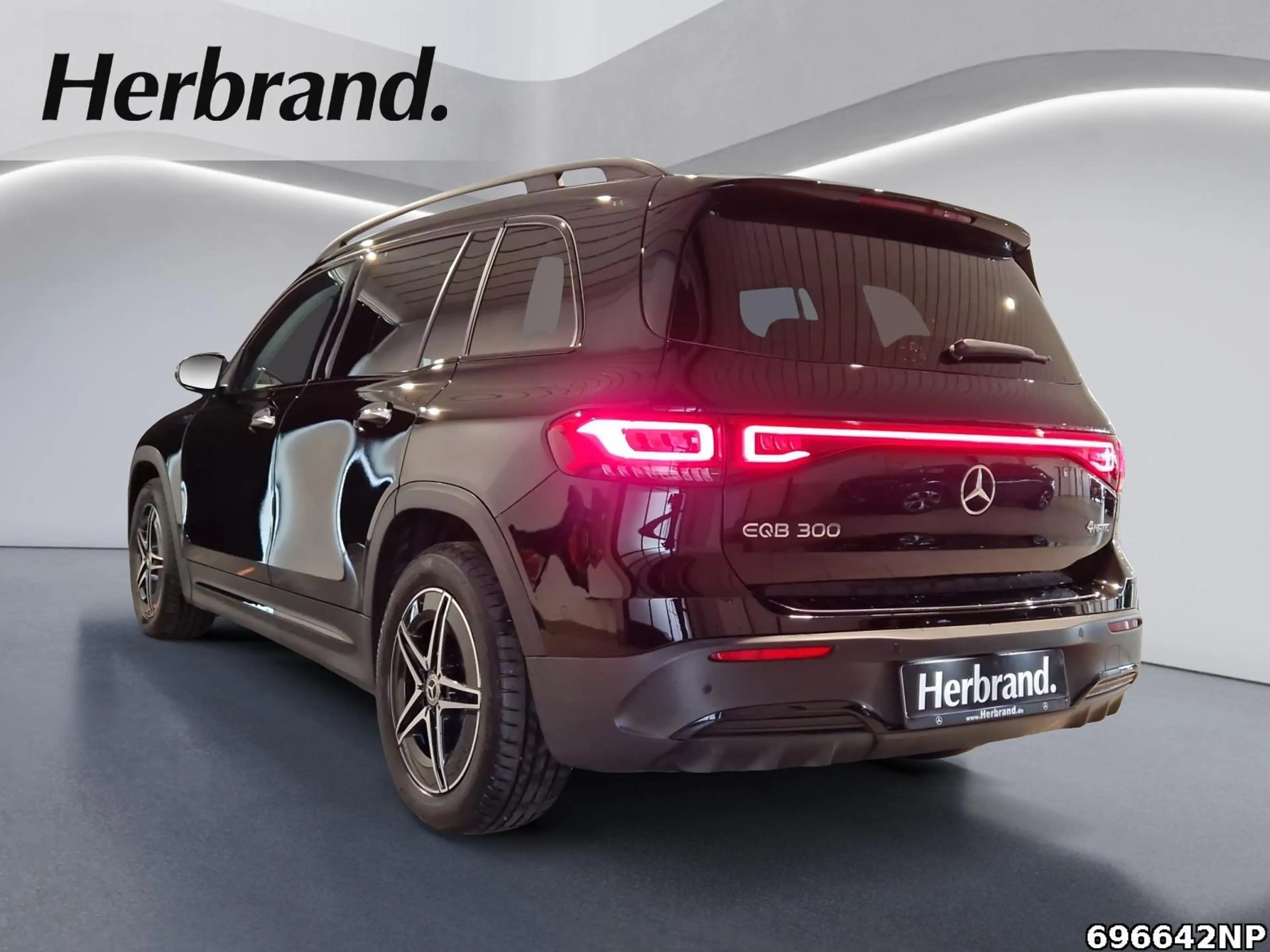 Mercedes-Benz EQB 300 4M AMG Soundsystem Pano LED 360°KEYLESS — photo 4