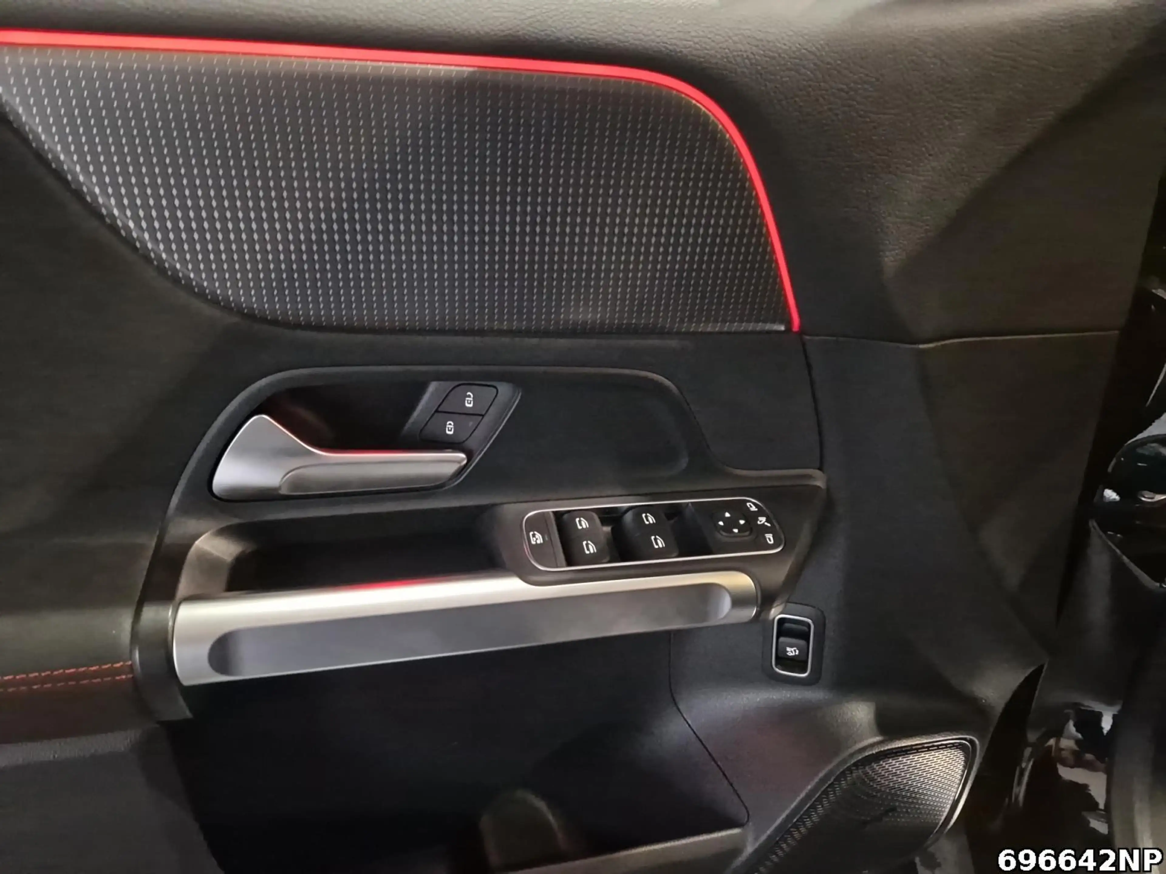 Mercedes-Benz EQB 300 4M AMG Soundsystem Pano LED 360°KEYLESS — photo 14