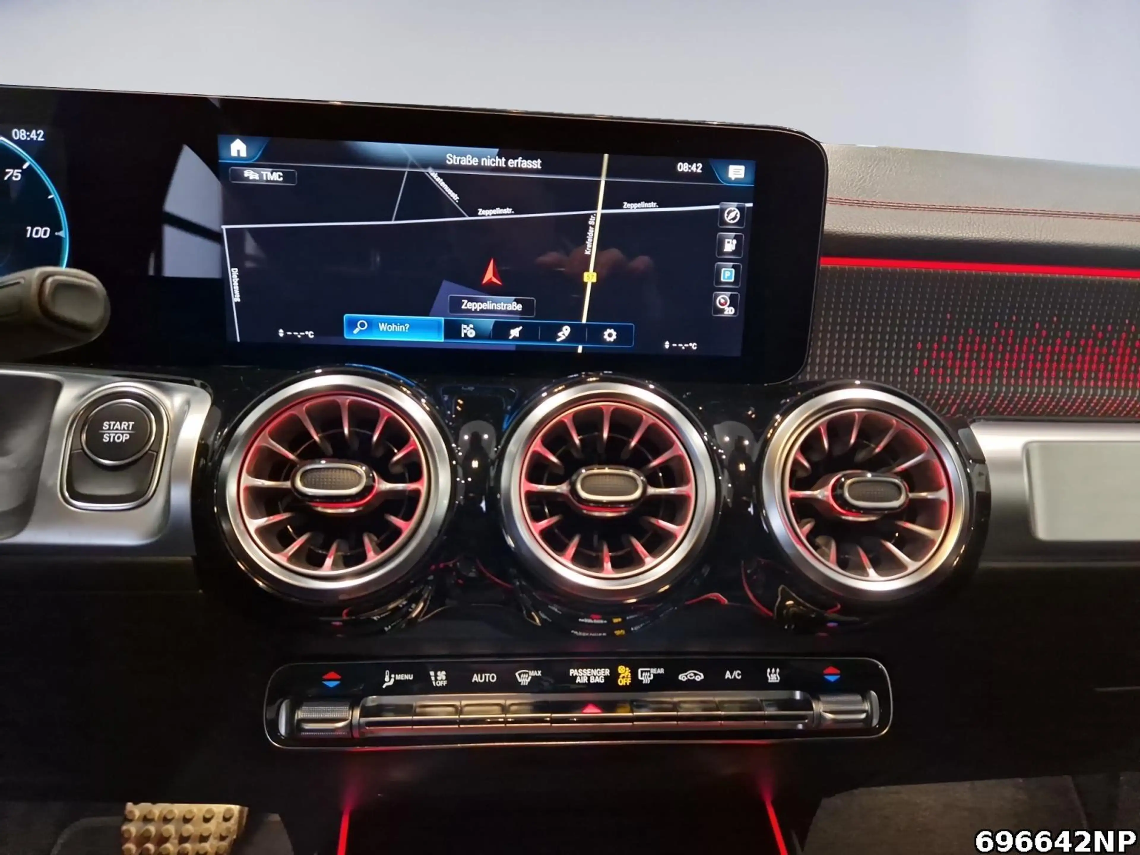 Mercedes-Benz EQB 300 4M AMG Soundsystem Pano LED 360°KEYLESS — photo 12