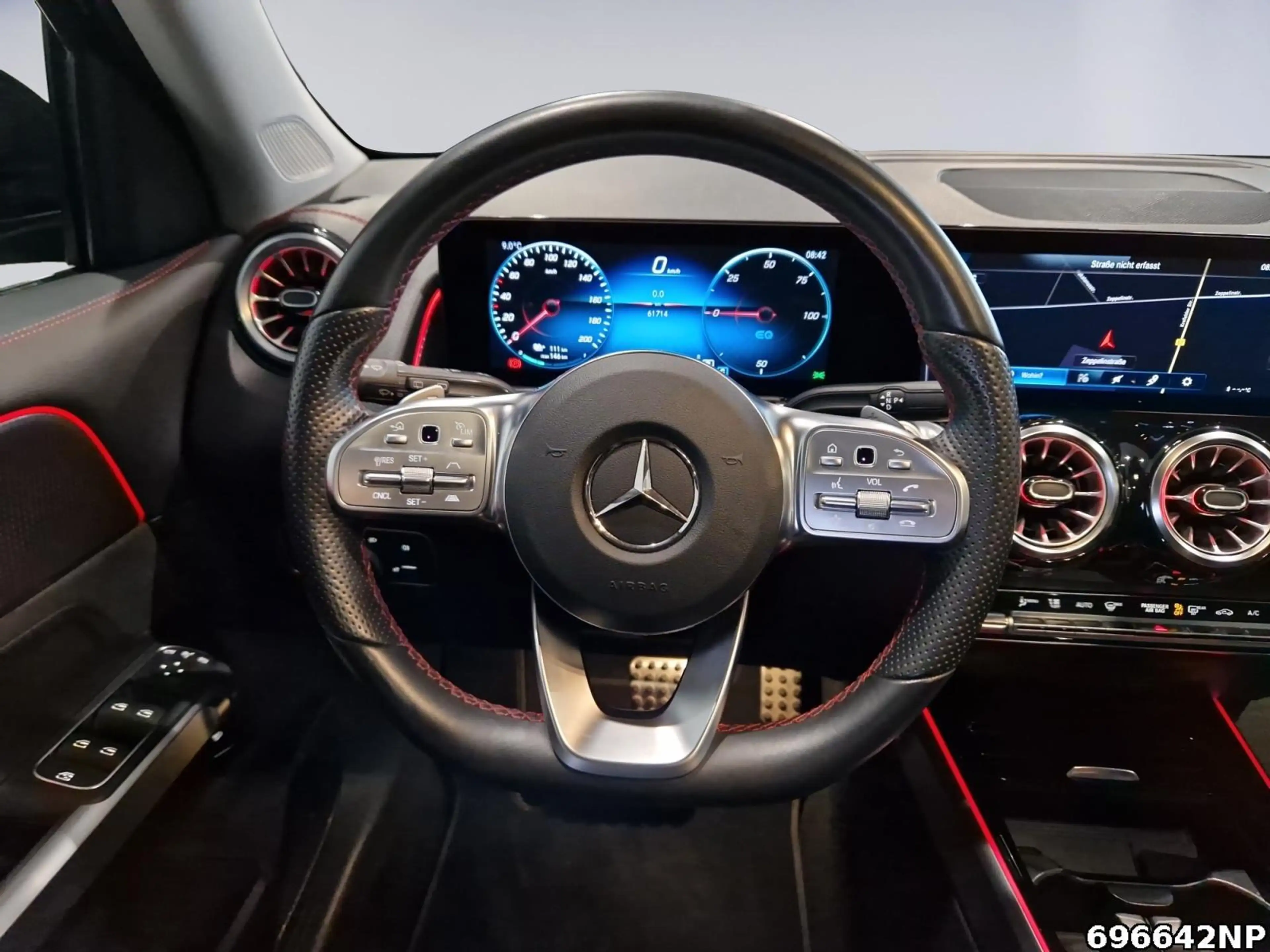 Mercedes-Benz EQB 300 4M AMG Soundsystem Pano LED 360°KEYLESS — photo 9