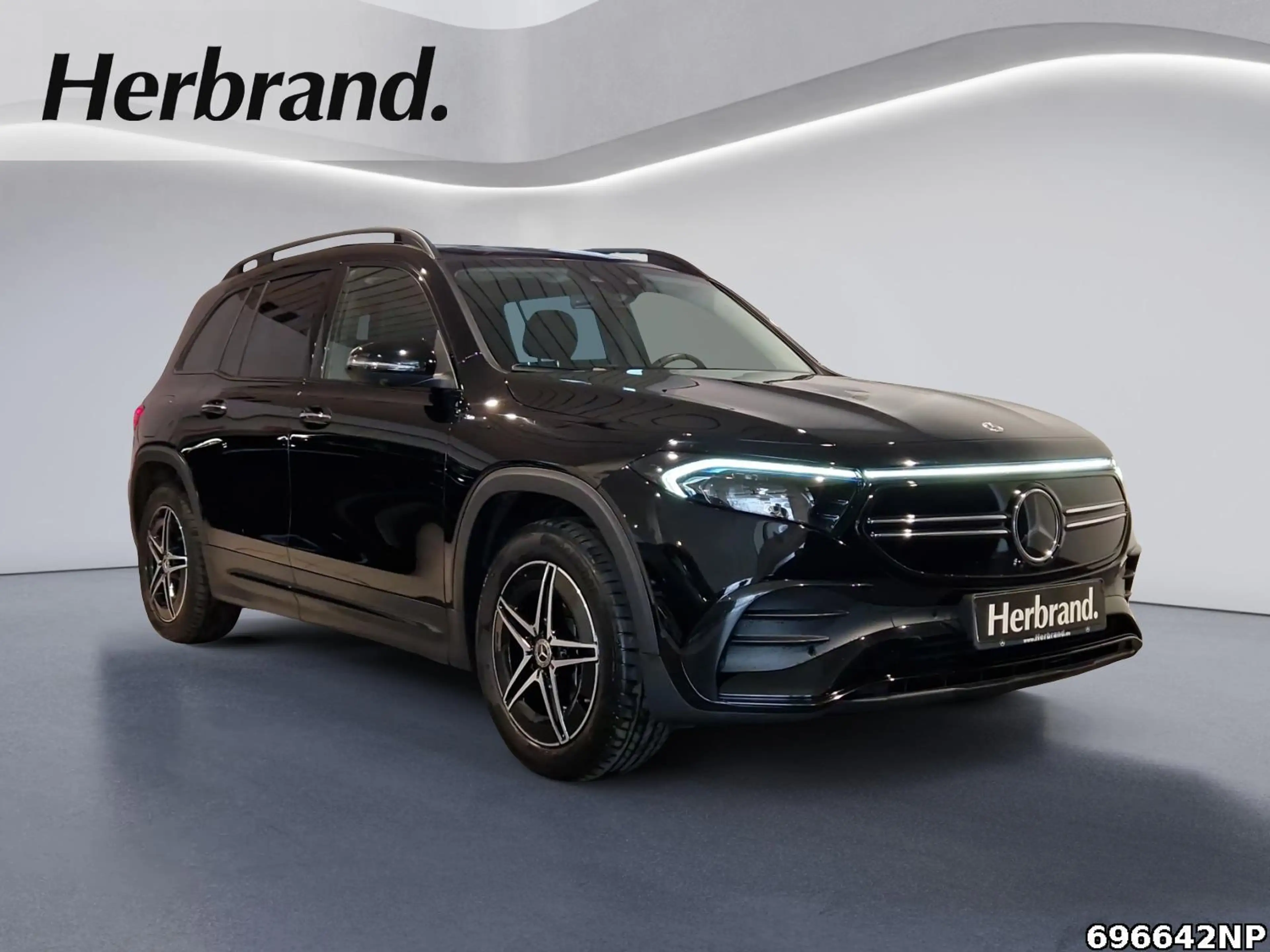 Mercedes-Benz EQB 300 4M AMG Soundsystem Pano LED 360°KEYLESS — photo 2