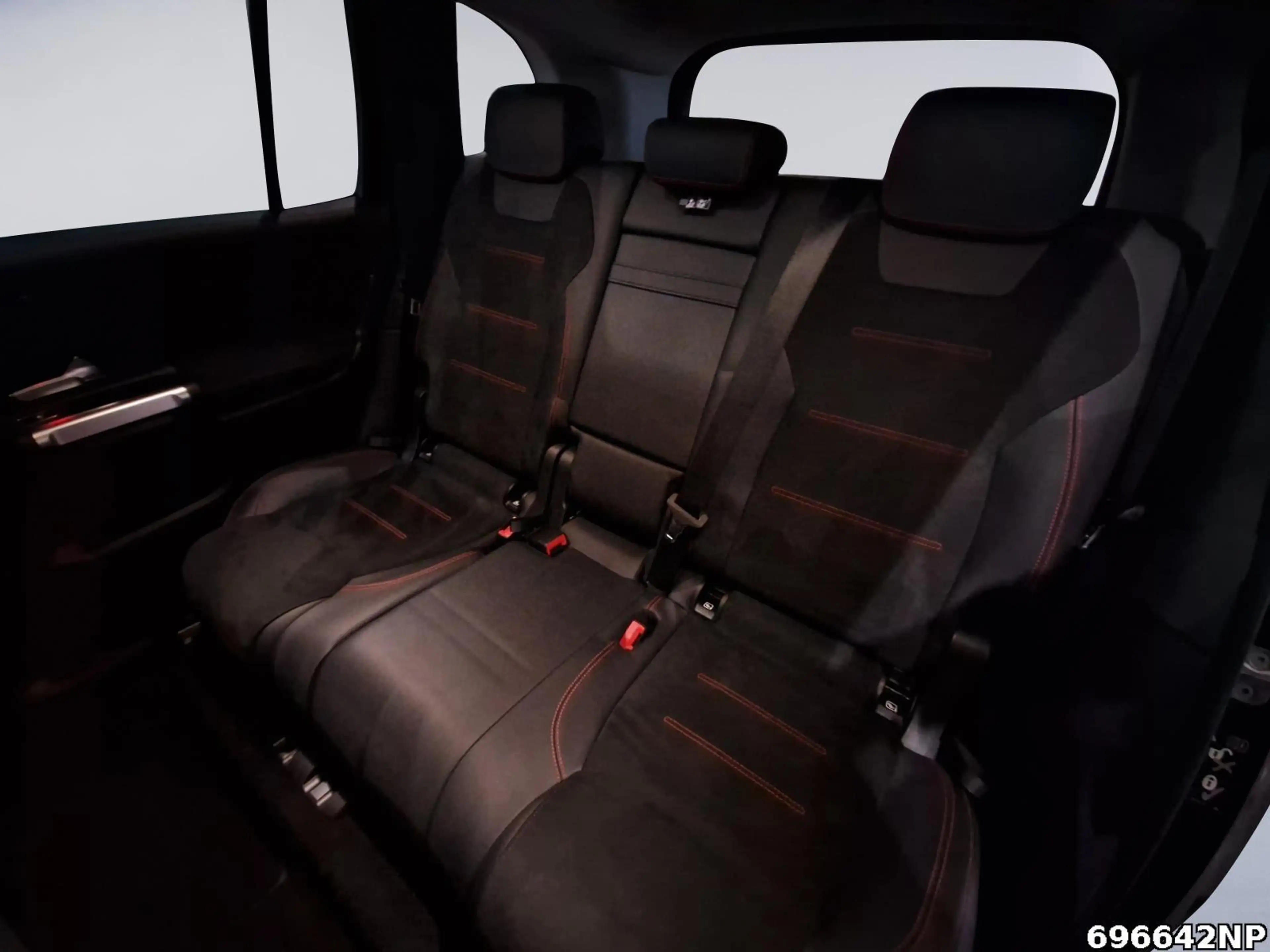 Mercedes-Benz EQB 300 4M AMG Soundsystem Pano LED 360°KEYLESS — photo 11